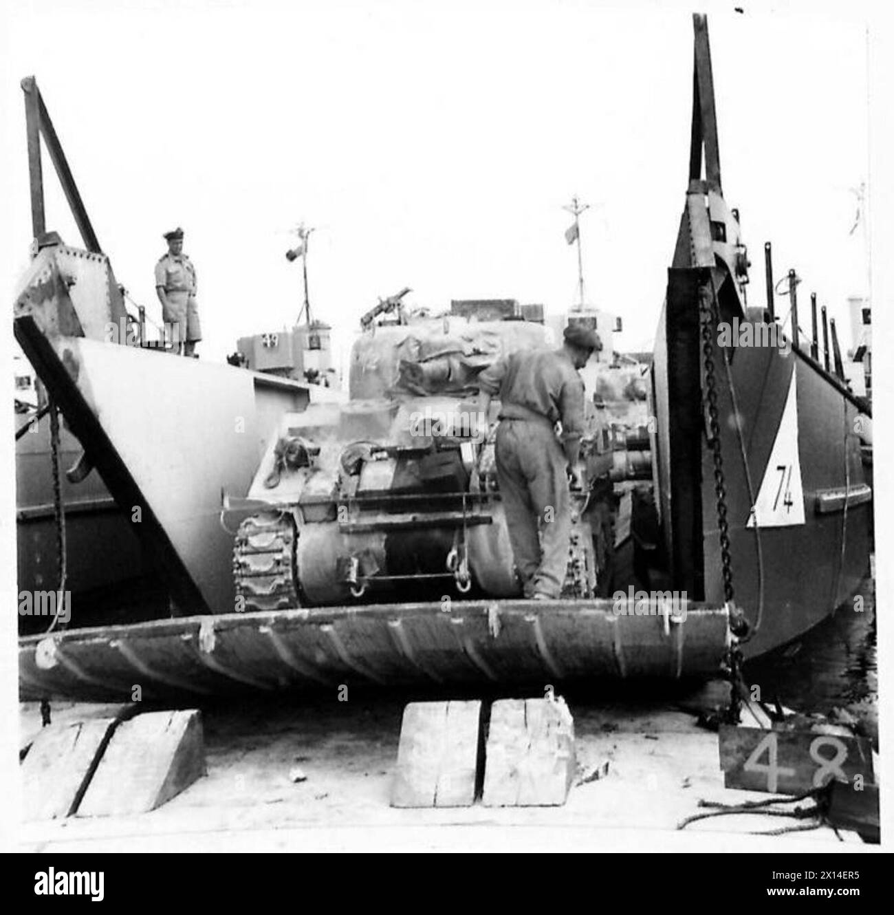 Les chars Sherman du 50th Royal Tank Regiment embarquent sur un débarquement Craft Tank (LCT) lors de l'invasion de la Sicile par l'armée britannique. Banque D'Images