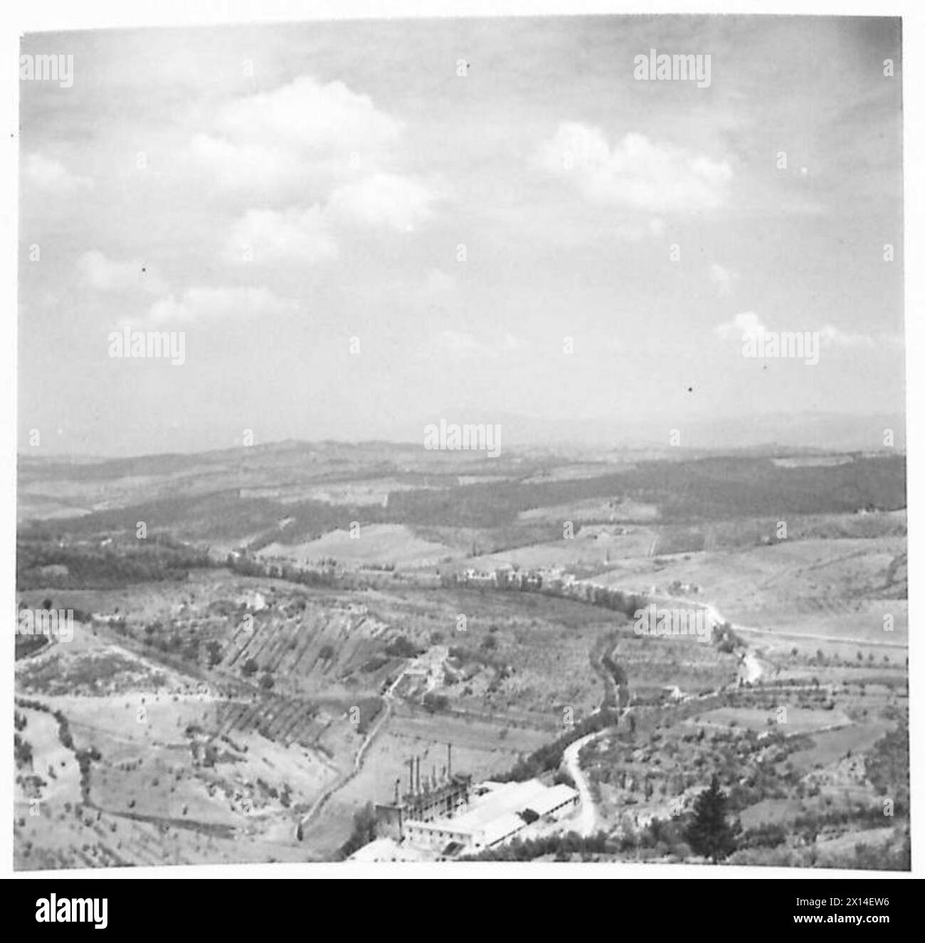 'Terrain vallonné à environ 12 miles de Florence, Italie, observé par la compagnie B, 1st City of Cape Town Highlanders Regiment, présentant des obstacles aux troupes sud-africaines pendant les opérations de la 8e armée.' Banque D'Images