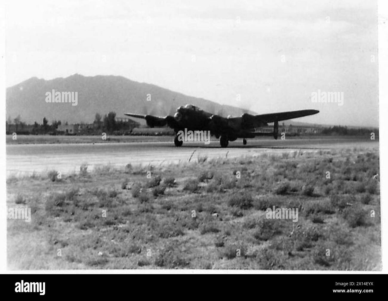Les taxis aériens de Lancaster le long de la piste tandis que le personnel « Python » se prépare à rentrer chez lui après les opérations en Italie. Banque D'Images