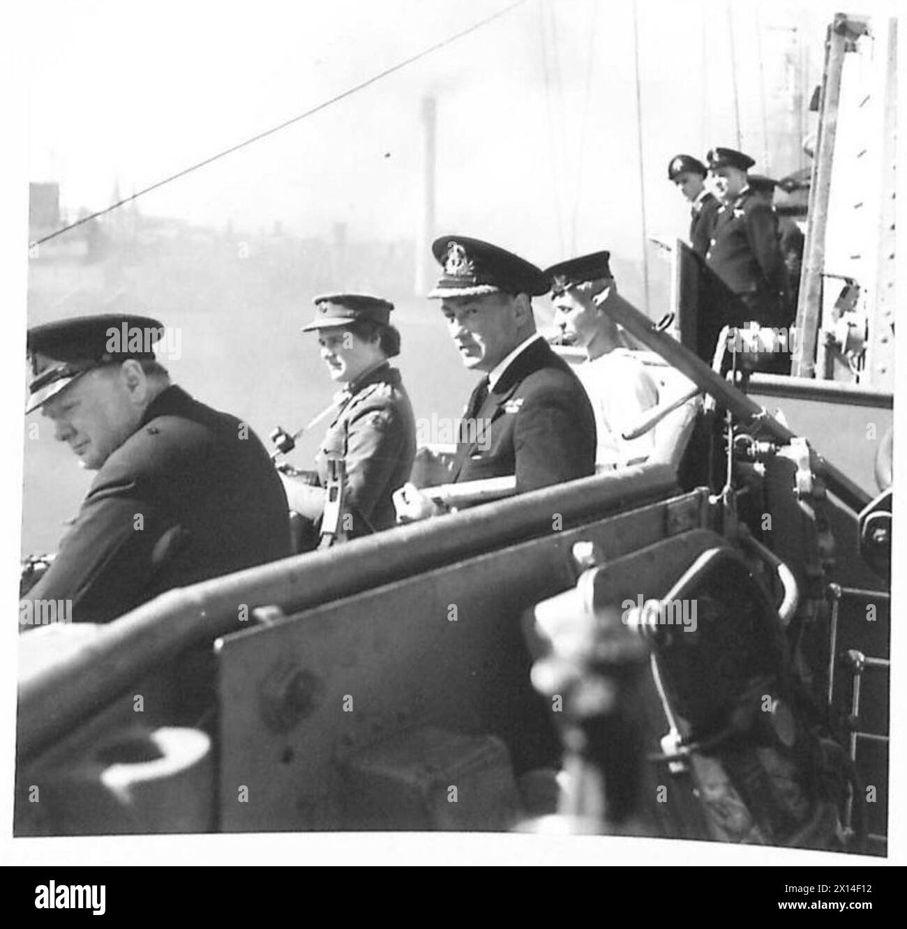 Le premier ministre Winston Churchill et Subaltern Mary Churchill sont sur le pont du HMS Renown avec le commandant du navire au départ du port. Banque D'Images