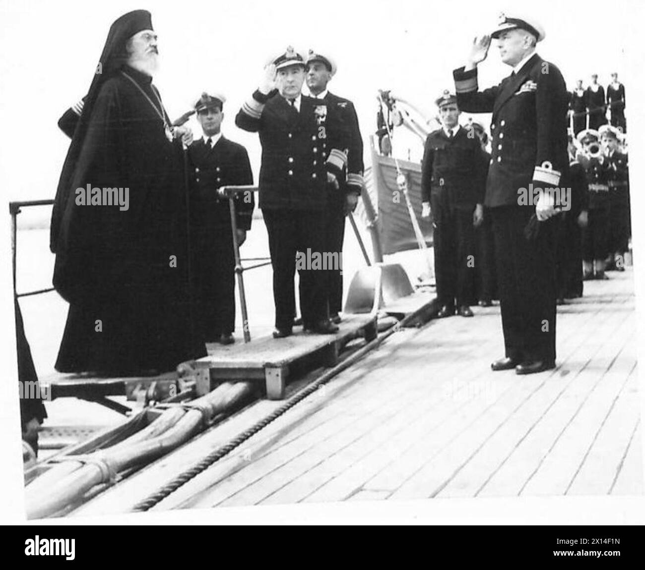 L'archevêque Damaskinos embarque à bord du sous-marin Averof lors de son transfert de la marine britannique à la marine royale hellénique. Banque D'Images
