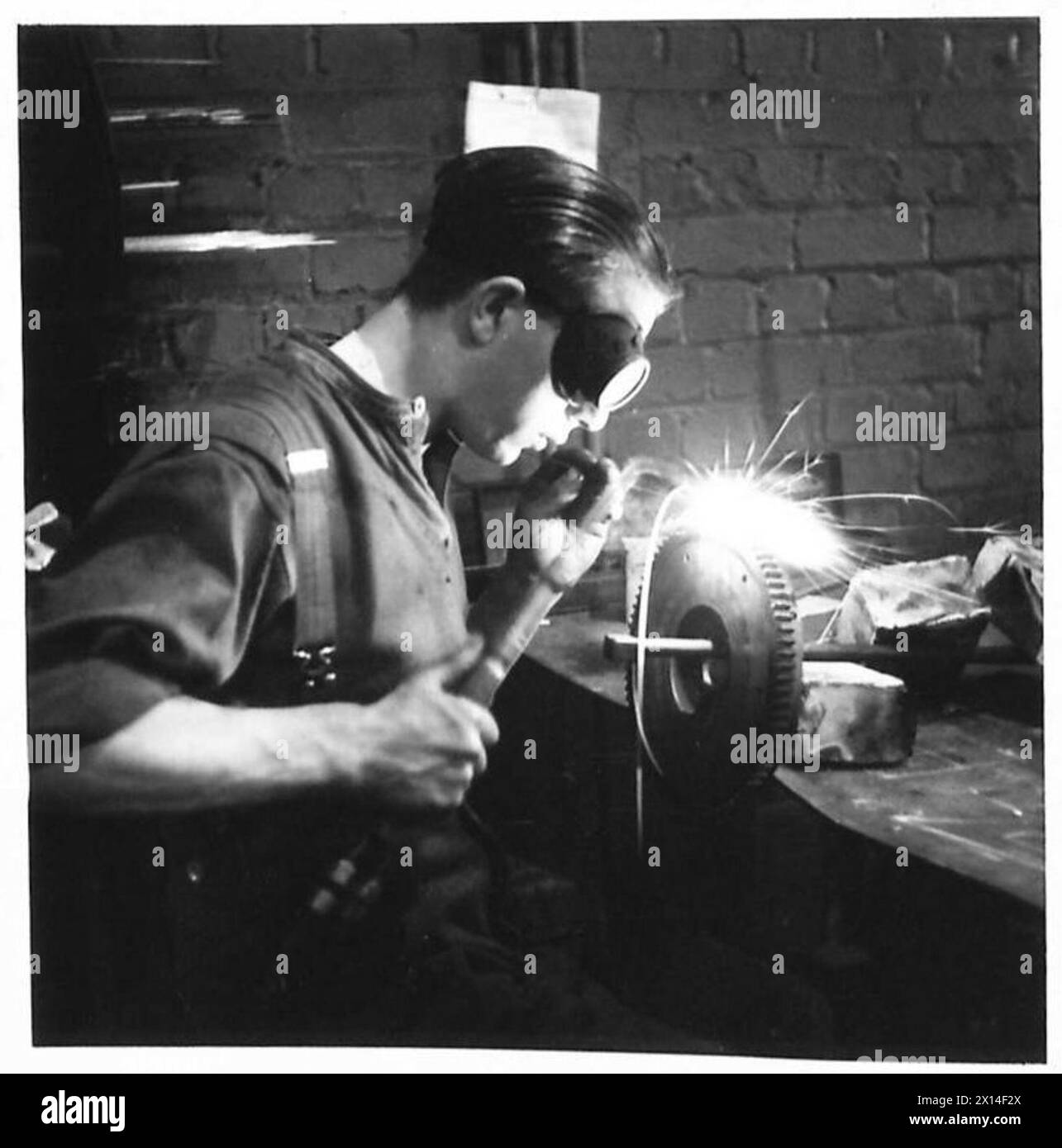 L'artisan S. Shelley, ancien soudeur d'acétylène, travaille dans les Royal Electrical and Mechanical Engineers, effectuant des tâches de soudage et de maintenance pour l'armée britannique. Banque D'Images
