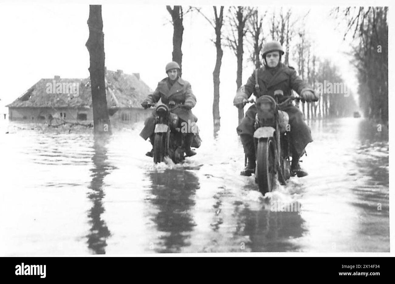 Deux artilleurs de l'armée britannique, Lomas et Whaitefield, naviguant dans des conditions d'inondation pendant leur service avec le 21e groupe d'armées Banque D'Images