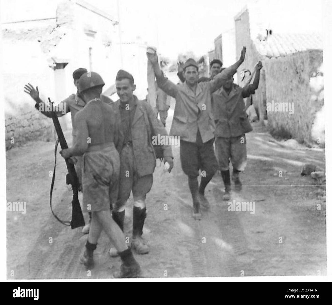 Les forces italiennes se rendent aux troupes canadiennes à Rosolini lors de l'invasion de la Sicile, marquant une importante action militaire de l'armée britannique. Banque D'Images