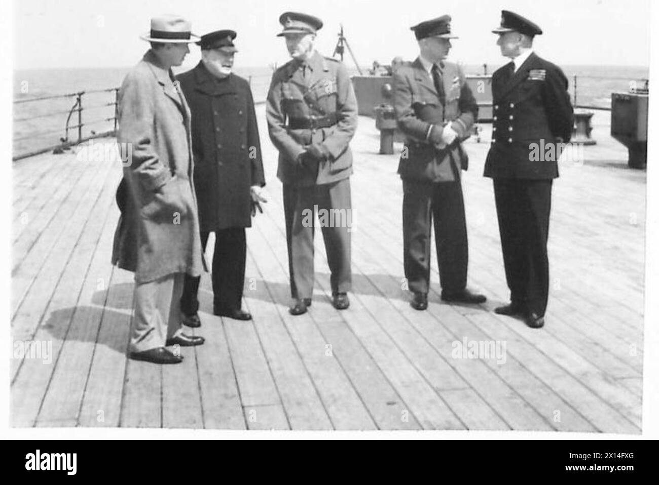 LE PREMIER MINISTRE ET LE PARTI QUI TRAVERSENT L'ATALANTIC POUR RENCONTRER LE PRÉSIDENT ROOSEVELT - sur le quart de pont du HMS Prince of Wales, Mr. Harry Hopkins; le premier ministre, le général Sir John Dill, CIGS., l'amiral Sir Dudley Pound (First Sea Lord), et le maréchal en chef de l'Air Sir Wilfred Freeman (Vice-chef d'état-major de l'Air) British Army Banque D'Images