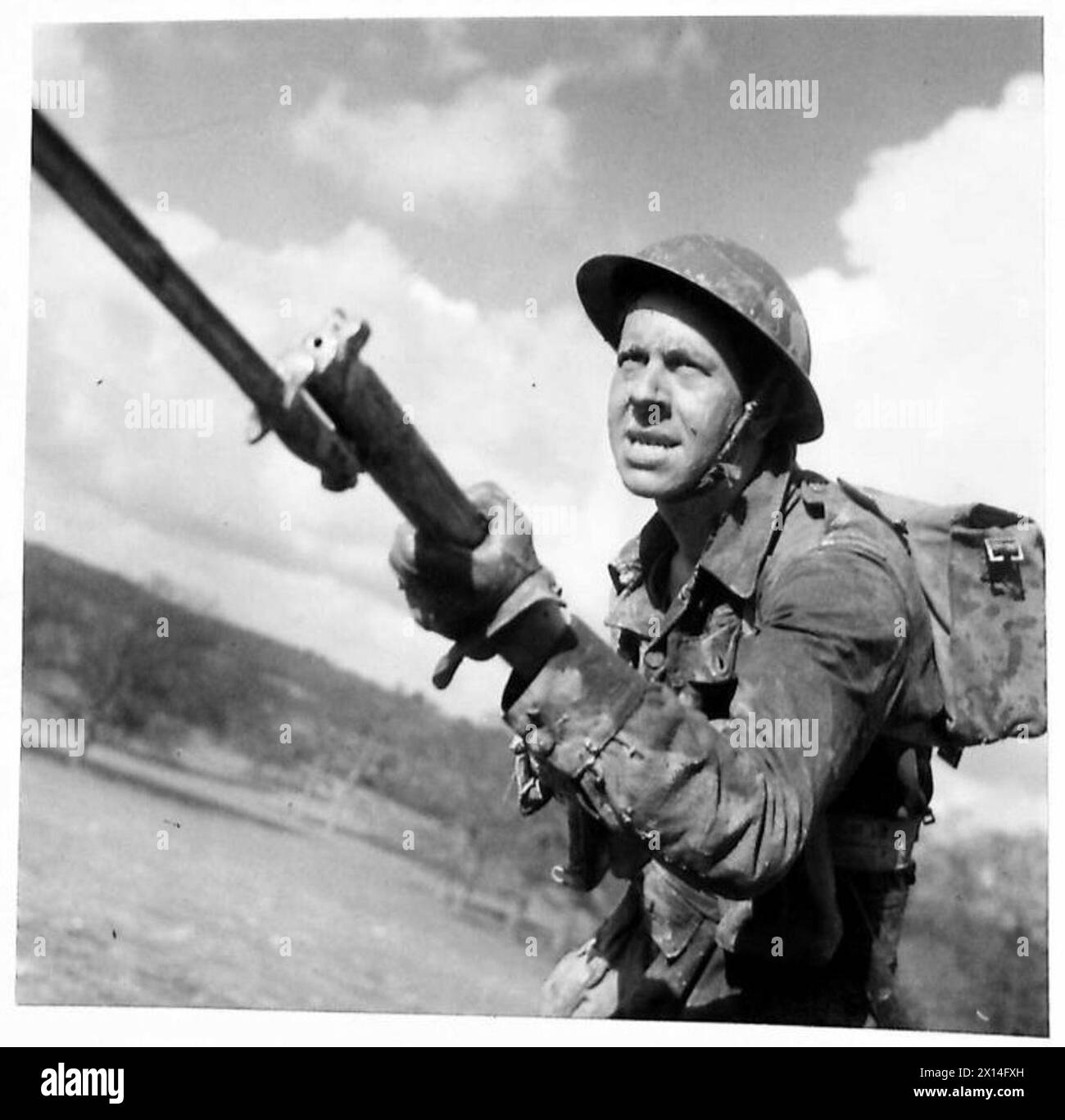 Un soldat exprimant sa frustration après avoir terminé un cours acharné à l'école de bataille, armée britannique. Banque D'Images