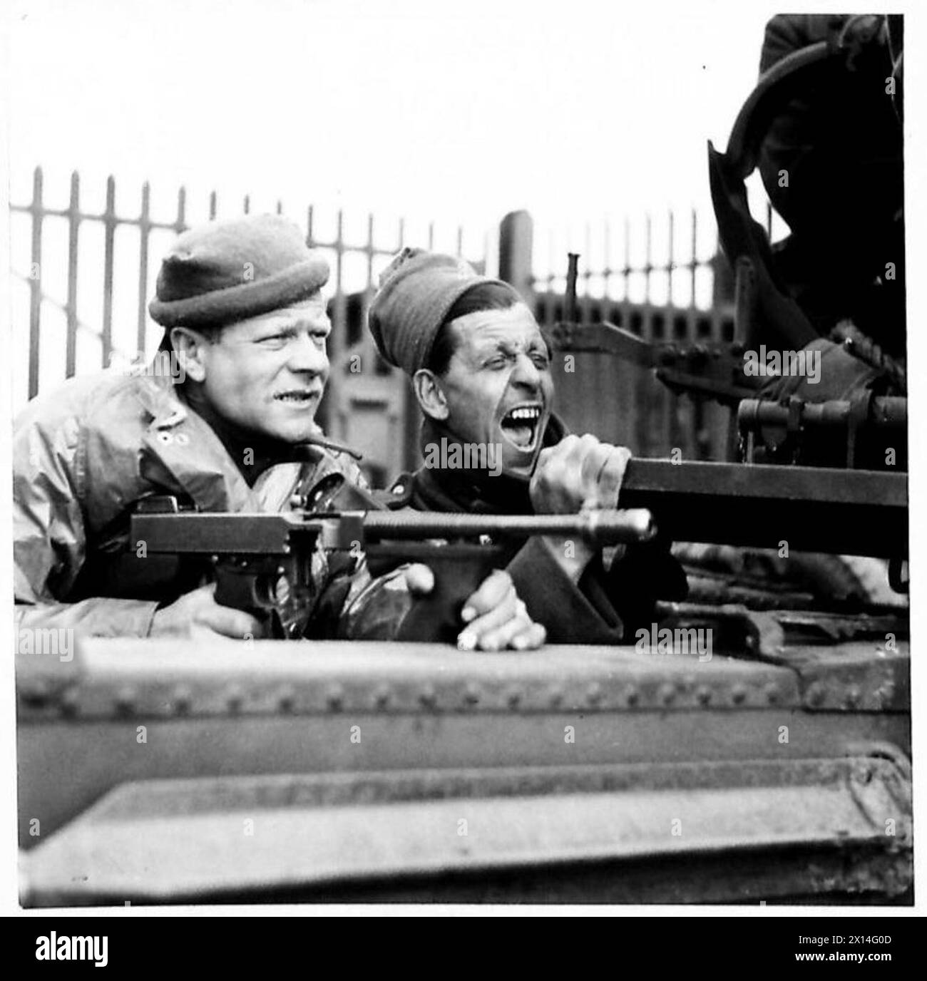 L'équipage d'un canon antiaérien Bofors se prépare aux côtés d'un canon Tommy lors de l'exercice Spartiate mené par l'armée britannique. Banque D'Images