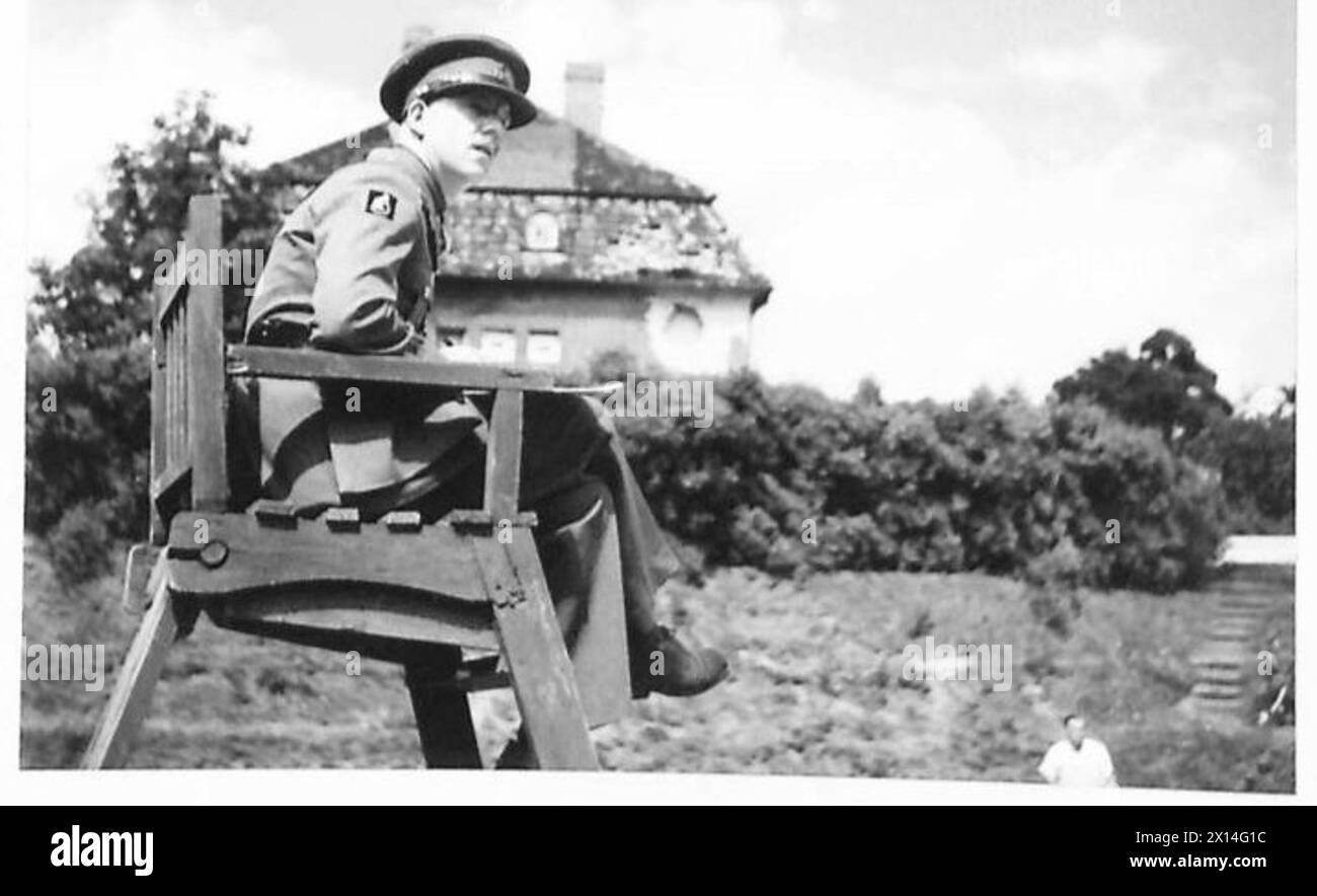 Le capitaine Pelmore, officier commandant du Royal Signals Squadron, a agi comme arbitre lors d'un match de tennis à l'ouverture du jerboa Club à Berlin. Banque D'Images