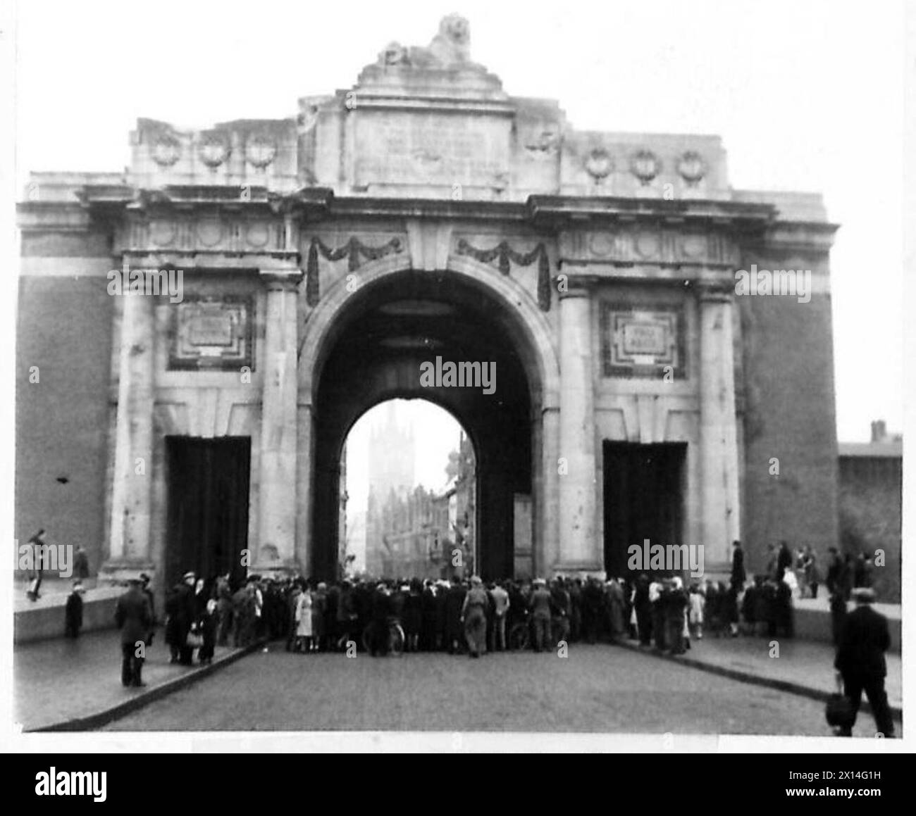 Les résidents locaux se rassemblent à la porte de Menin pour observer un service commémoratif honorant les soldats tombés au combat, avec la participation de l'armée britannique, 21e groupe d'armées. Banque D'Images