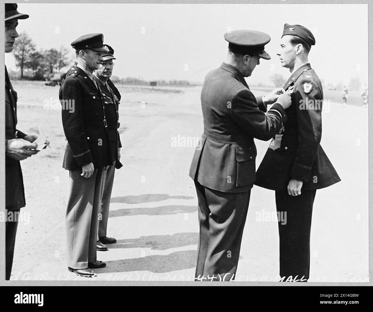 AIR CHIEF MARSHAL SIR TRAFFORD LEIGH-MALLORY, KCB., DSO., INSPECTE LES ÉQUIPAGES DE BOMBARDIERS AMÉRICAINS - 13094 photo (publiée en 1944) montre - Air Chief Marshal Sir Trafford Leigh-Mallory épingle le DFC britannique sur le colonel Herbert B.Thatcher à une base de maraudeurs de la 9th Air Force. À gauche, vous verrez le brigadier général Samuel E.Anderson et le lieutenant général Lewis H. Brebreton Royal Air Force Banque D'Images