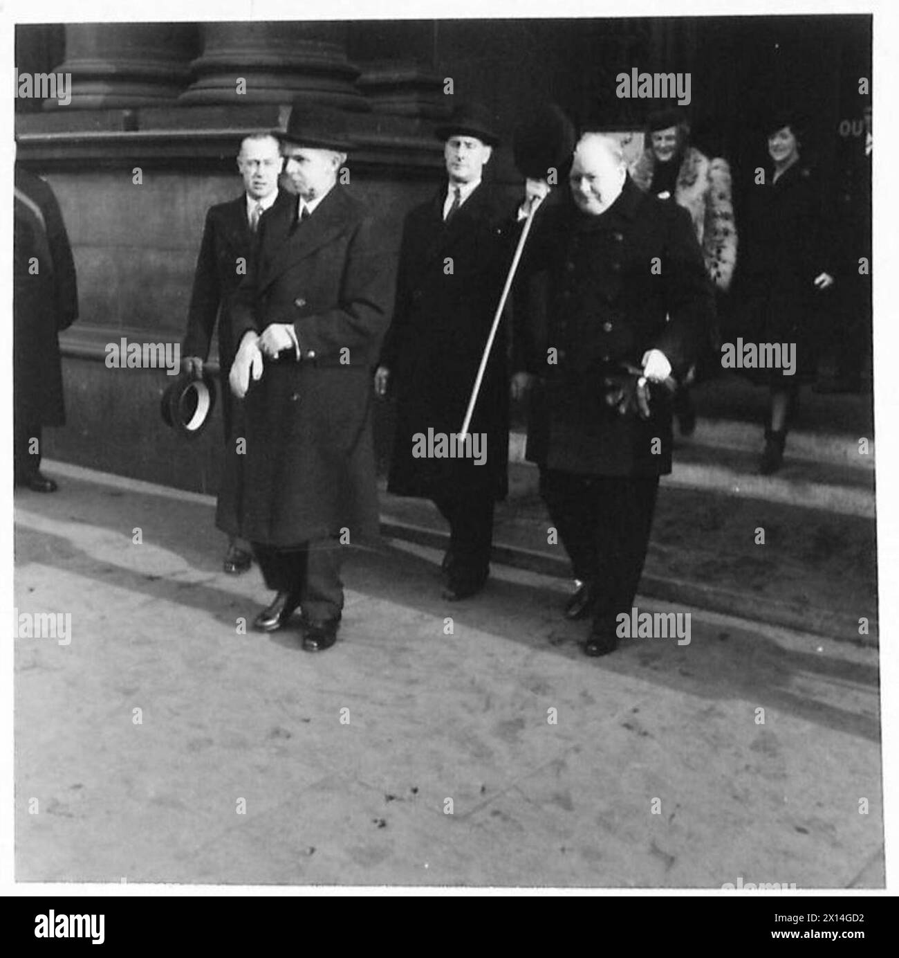 MR. CHURCHILL À GLASGOW - le premier ministre et Lord Provost Dollan quittent la City Chambers British Army Banque D'Images