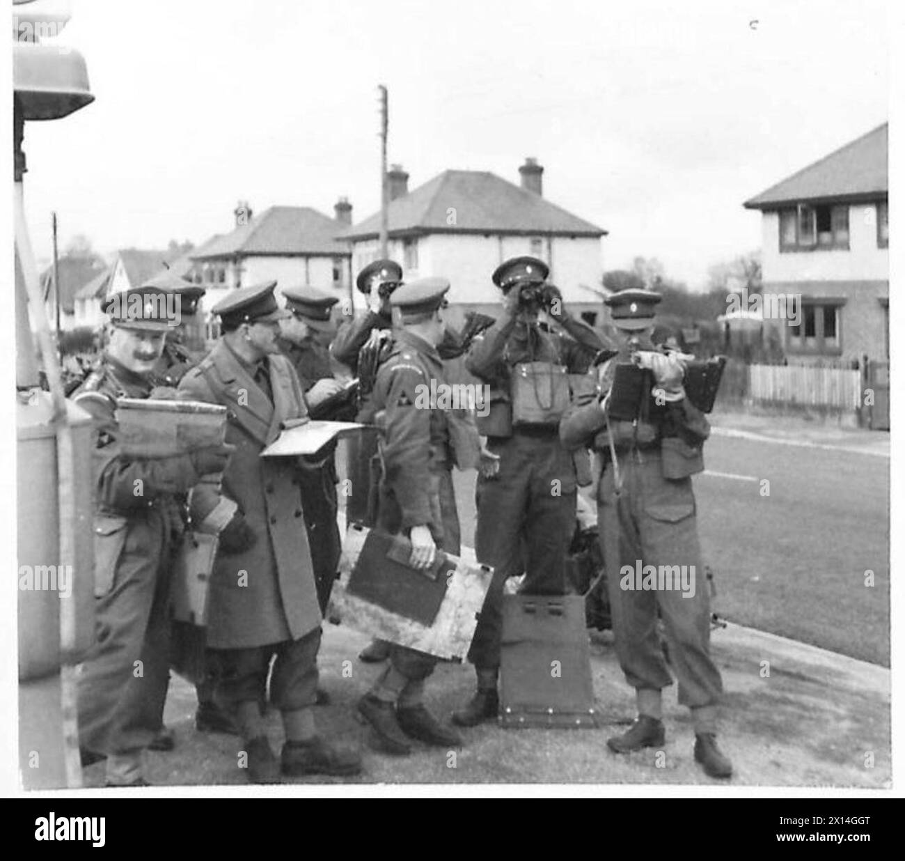 Les officiers des Coldstream Guards reconnoitre à Fleet's Corner, Dorset, planifient une contre-attaque pour reprendre un pont tenu par les forces ennemies lors d'un exercice de combat simulé. Banque D'Images