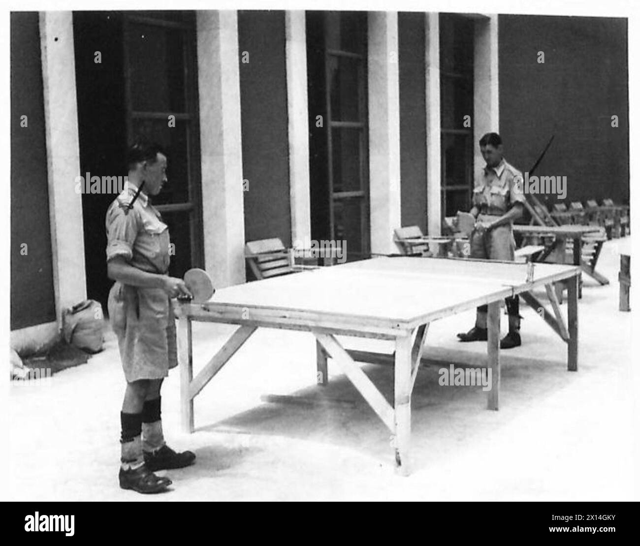 Les soldats Stiles et Chapman jouent au tennis de table sur la terrasse d'un camp de repos de la Cinquième Armée à Rome, en Italie. Banque D'Images