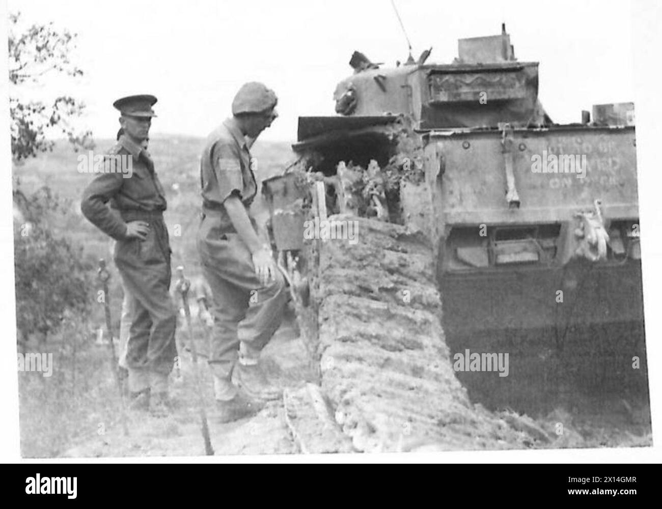 Le personnel de la huitième armée retire les maillons de chenille cassés et positionne la chenille restante sur les roues libres après la pluie. Banque D'Images