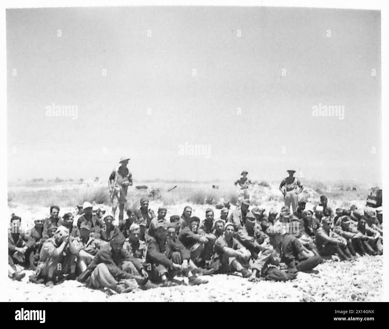Des prisonniers italiens sont détenus sur une plage pendant l'invasion alliée de la Sicile dans le cadre des opérations de l'armée britannique. Banque D'Images