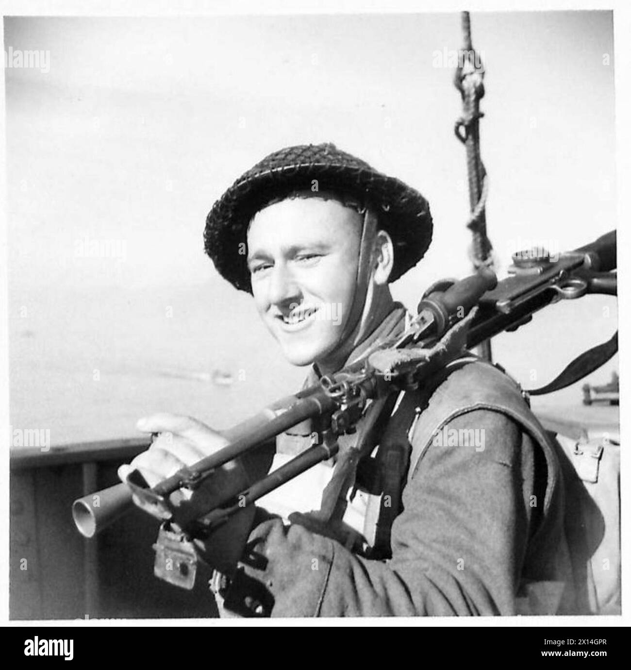 Pte. A. Postlewaite du North Staffordshire Regiment participe au débarquement allié au sud de Rome. Banque D'Images
