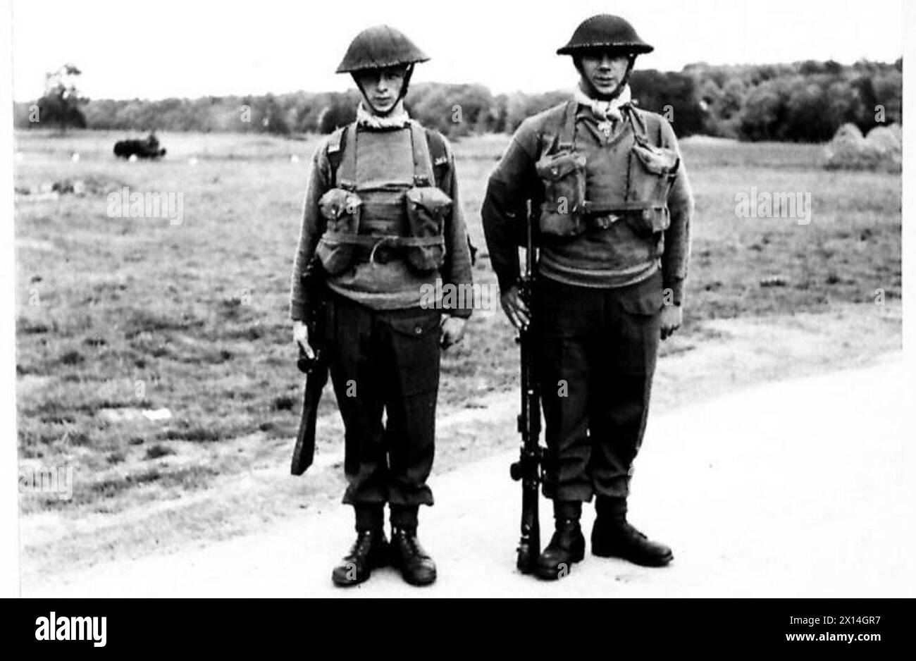 Deux sections du personnel de l'armée britannique équipées pour la guerre en montagne. Gauche : 2 section IC avec sac à dos, TMC, pochettes utilitaires, magazines Bren et magazines TMC. Droite : no.1 de l'équipe Bren Gun avec sac à dos, pistolet Bren, pochettes utilitaires et magazines Bren. Banque D'Images