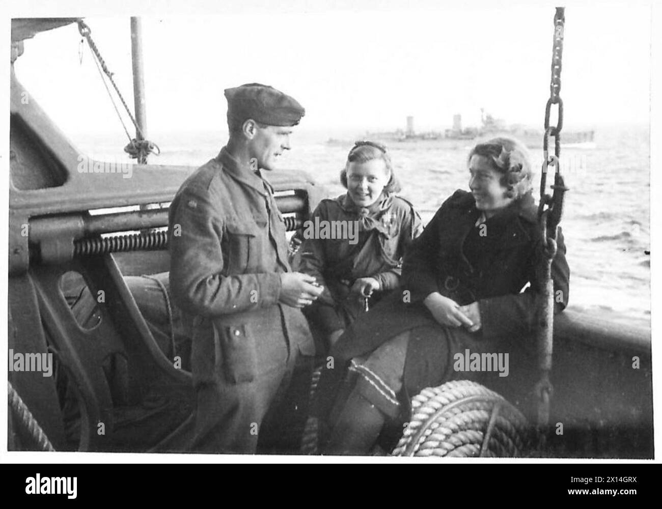 SPITZBERG RAID - sur le chemin de l'Angleterre ; les soldats se font des amis avec les guides norvégiennes. Escorte de croiseur en arrière-plan British Army Banque D'Images