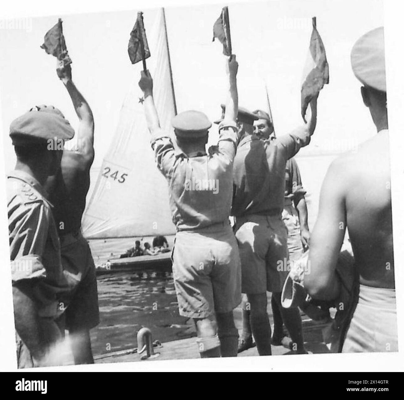 DIVISION NÉO-ZÉLANDAISE REGATTA - au début de la course, les drapeaux sont suspendus pendant 5 minutes pour donner aux équipages une indication quant à l'heure du signal de départ. Chaque minute, un drapeau est enlevé, et le canon de départ est tiré au bout de 5 minutes, lorsque tous les drapeaux sont descendus de l'armée britannique Banque D'Images