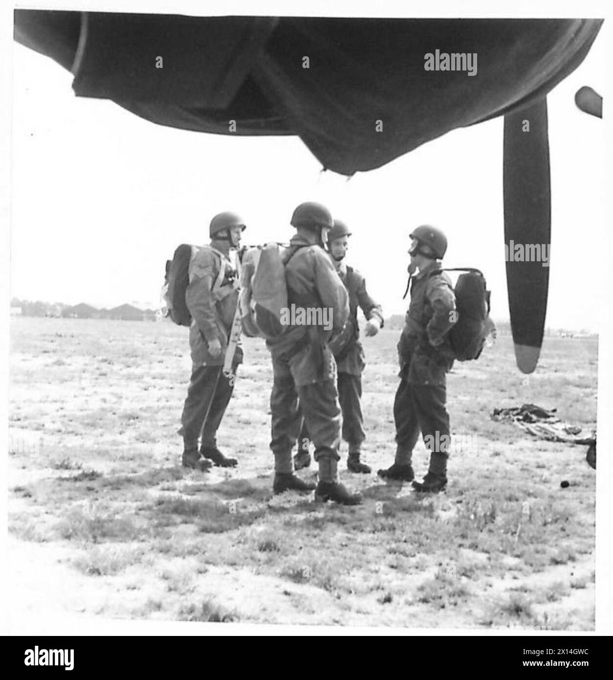 Les parachutistes se préparent à monter à bord d'avions dans le cadre de leur entraînement sous la supervision de l'armée britannique. Banque D'Images