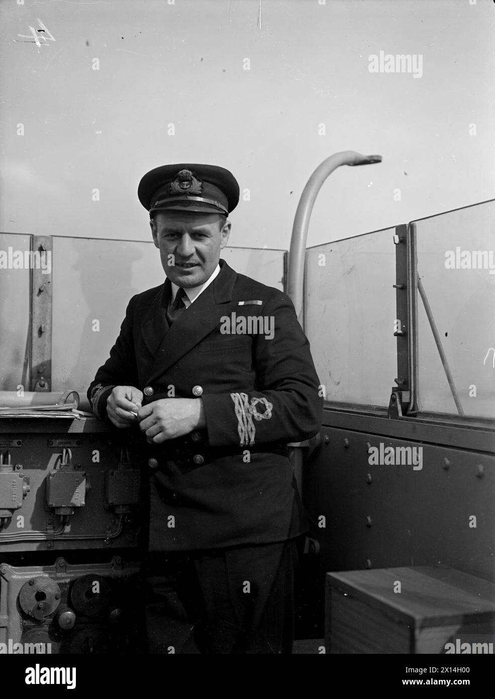 LE COMMANDANT DU HMS SYLVIA, DRAGUEUR DE MINES DE CLASSE ALGERINE, 22 MAI 1944, GREENOCK. - Lieutenant commandant G C Hogart, DSC, RNR, commandant du HMS SYLVIA Banque D'Images