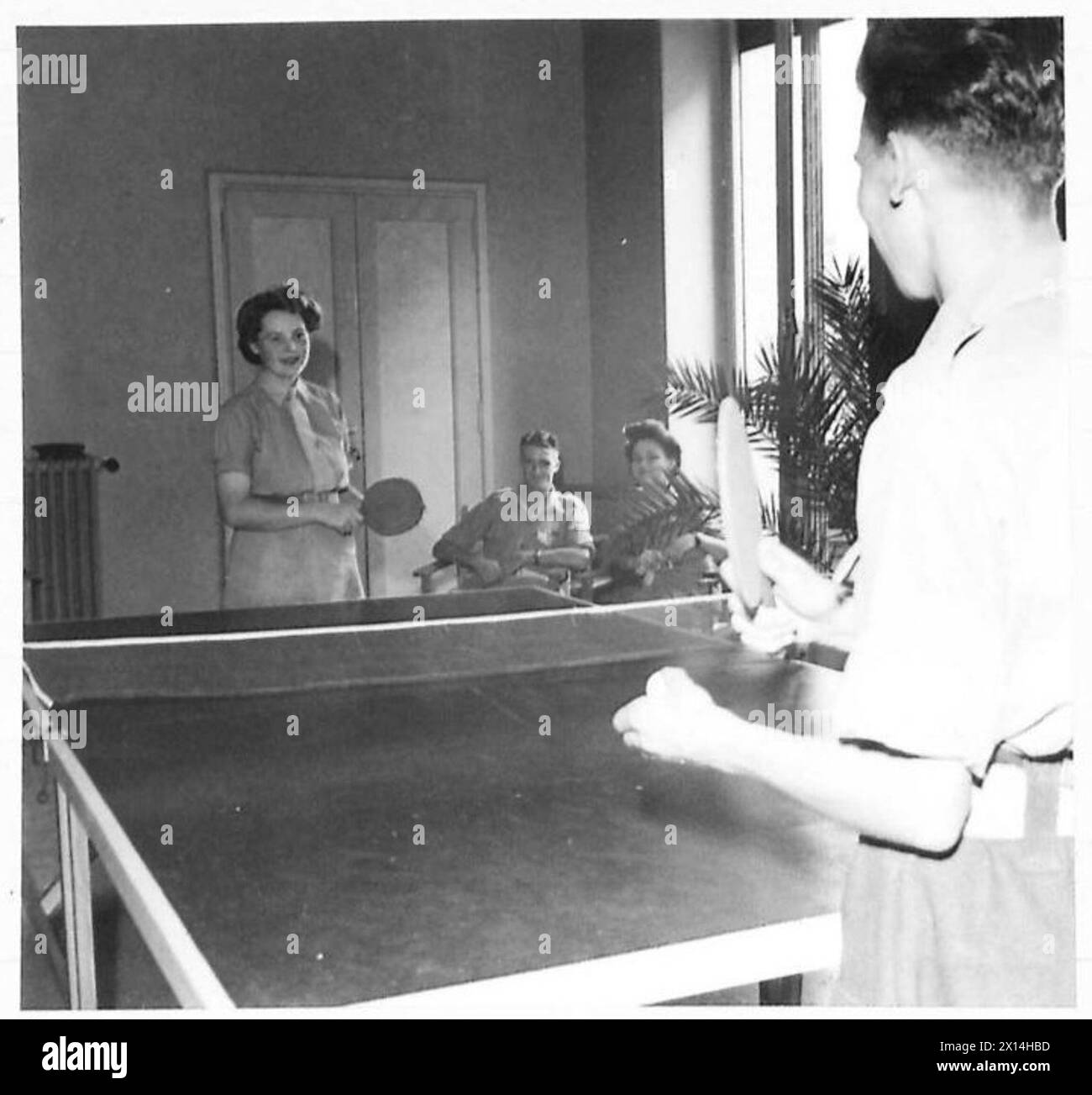 Pte. Blacoe et le sergent Hall jouent au tennis de table dans la salle de loisirs A.T.S. pendant le service militaire britannique en Italie. Banque D'Images