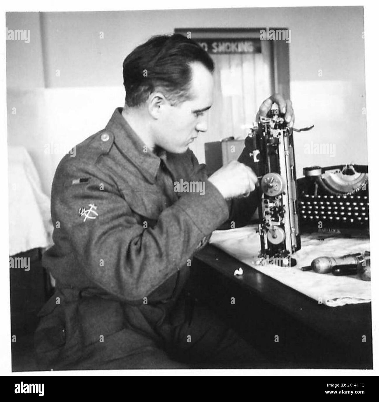 LES ACTIVITÉS DU ROYAL ELECTRICAL AND MECHANICAL ENGINEERS - Craftsman Crimp un costermonger de Bermondsey, Londres, répare maintenant des machines à écrire pour l'armée. Il a rejoint le West Surreys (Queen's Royal Regiment) il y a 18 mois et a été transféré au Royal Army Ordnance corps British Army Banque D'Images