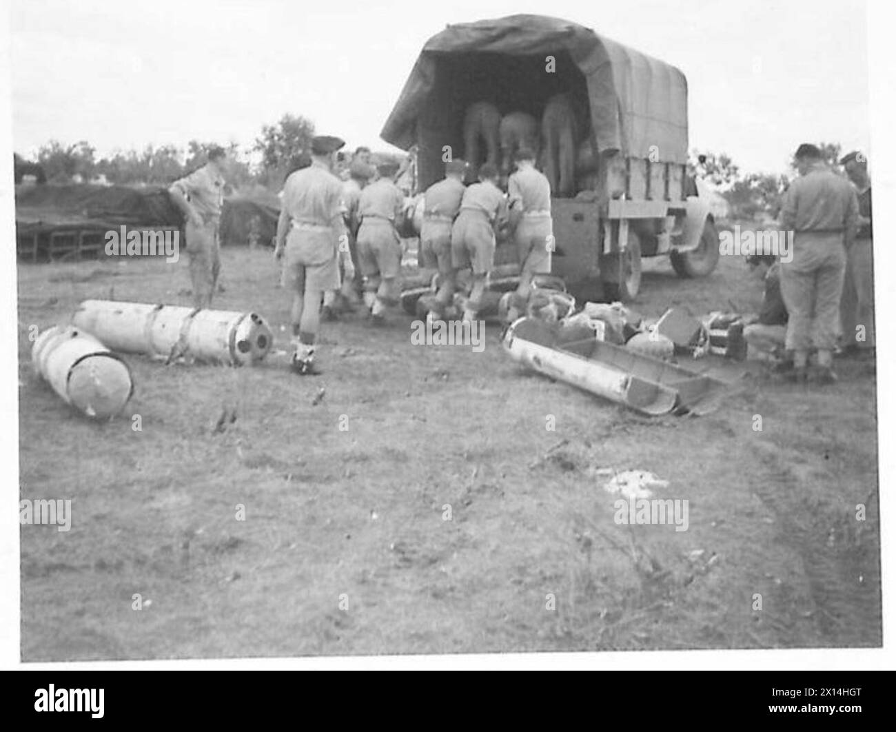 Le personnel britannique de la R.A.S.C. de l'A.A.S.B. gère le transport et le chargement des fournitures sur les avions lors de largages expérimentaux de parachutistes, en appliquant les leçons apprises en Hollande, dans l'armée britannique. Banque D'Images