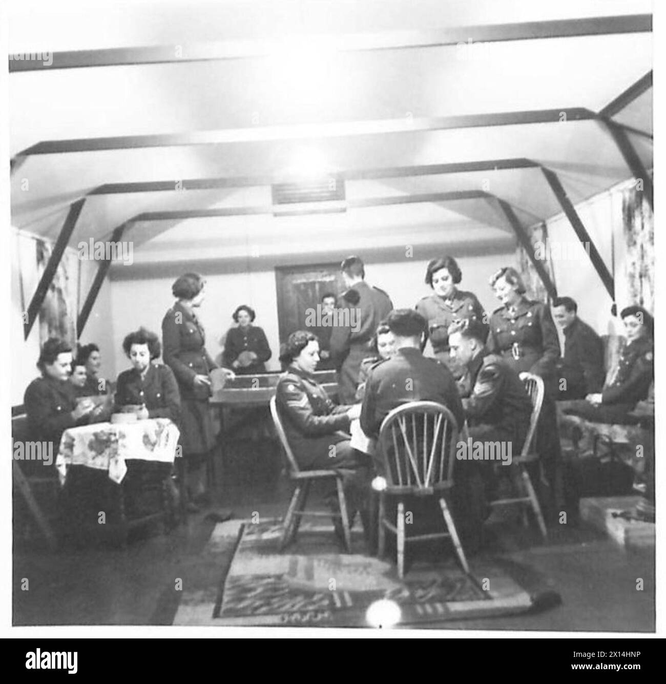 Le personnel et les troupes de l'ATS profitent du tennis de table et des jeux de cartes dans un désordre mixte à l'ATS School of Cookery. Banque D'Images