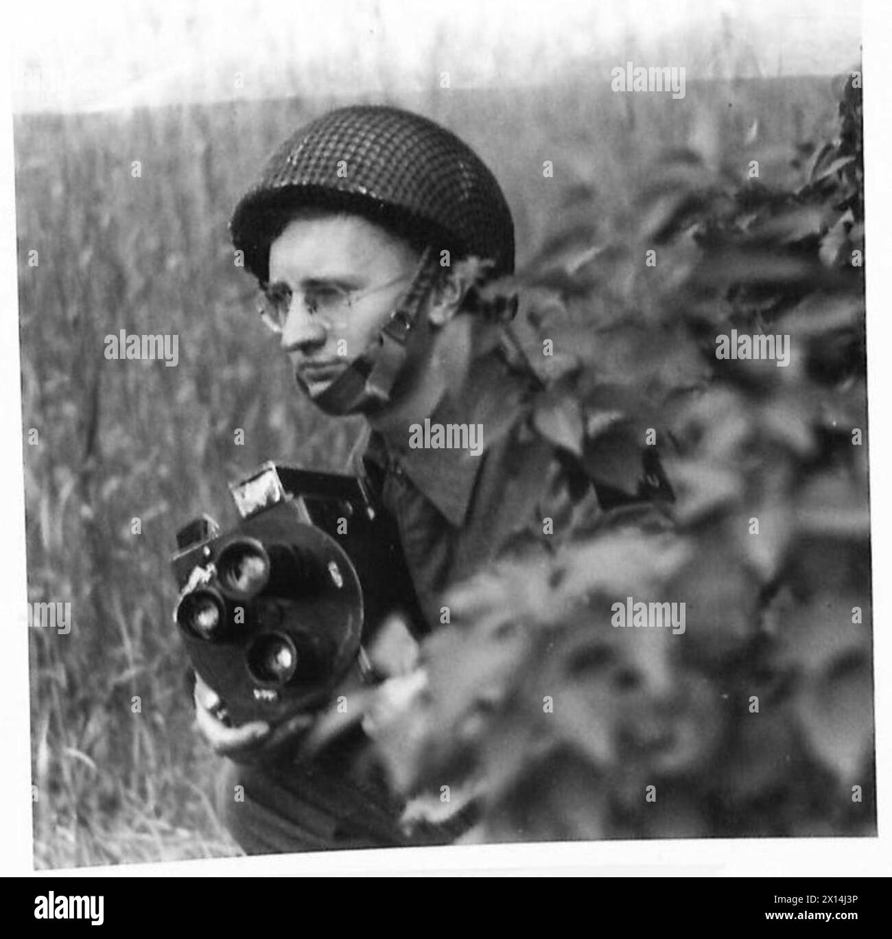 Le sergent W. Evans, cameraman de l'Army film Unit, opère sur le théâtre européen à partir du 18 mai dans le cadre du 21e Army Group. Banque D'Images