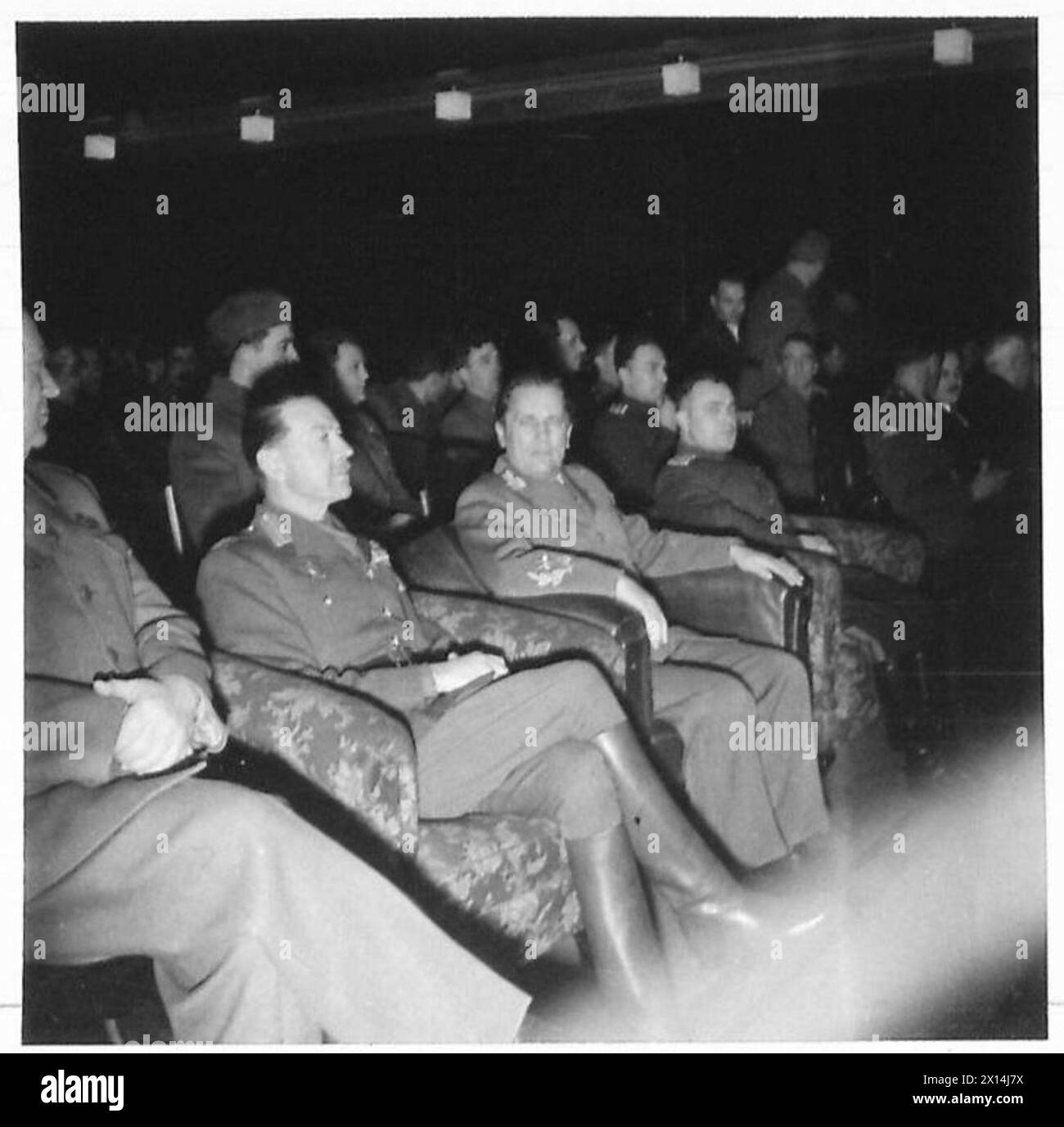 Le maréchal Alexander, le maréchal Tito et le major-général Kiselev sont présents à une représentation de danses nationales en Yougoslavie, observée par le personnel de l'armée britannique. Banque D'Images