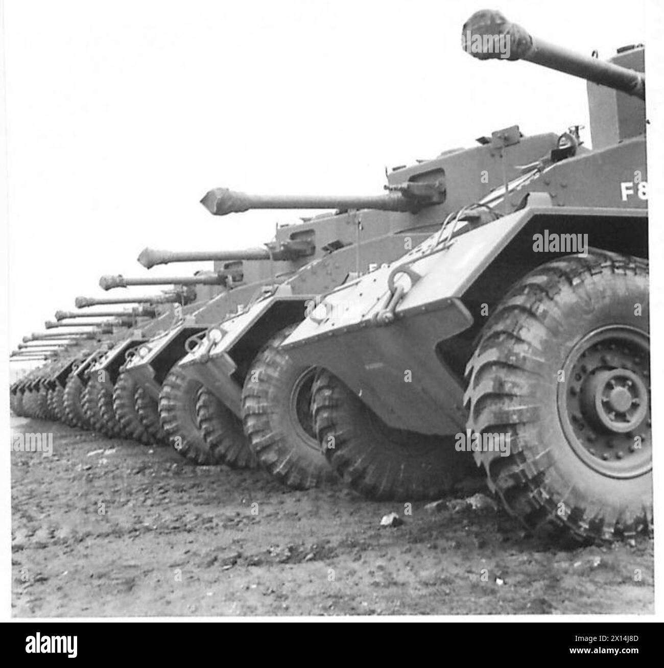 Des lignes de véhicules blindés de combat Humber avec des canons de 6 livres photographiés dans un dépôt anglais Ordnance. Banque D'Images