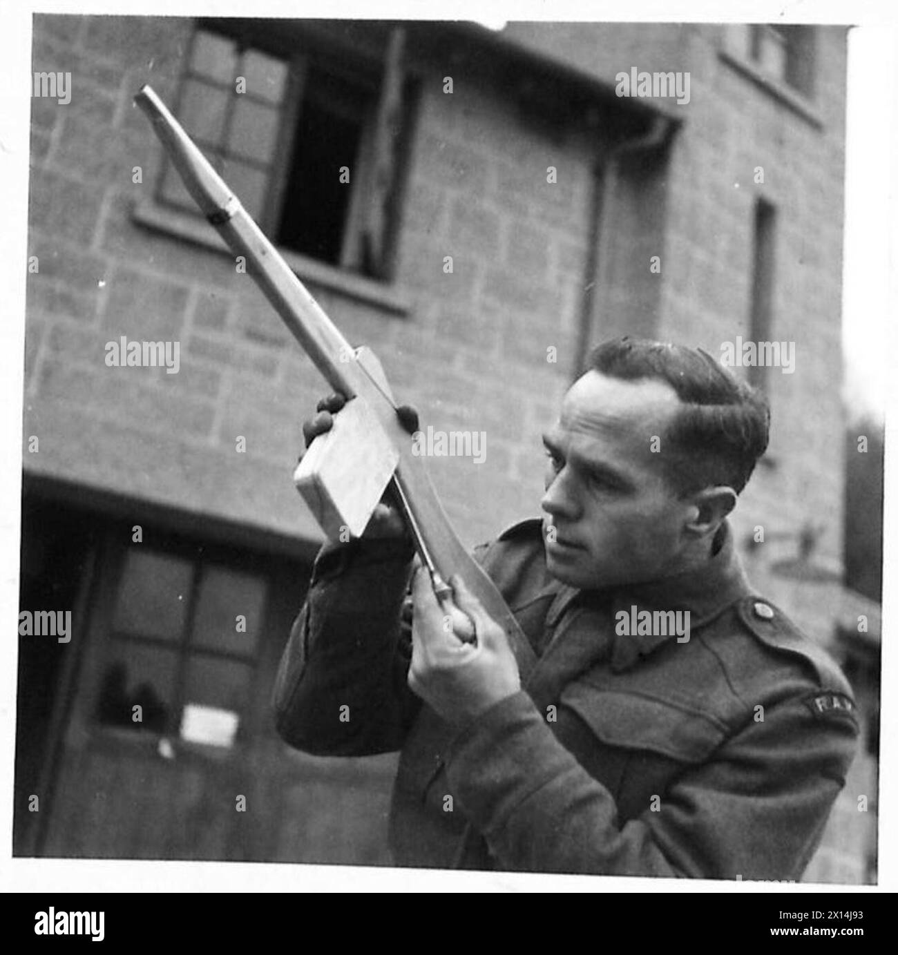 Le soldat Williams du R.A.M.C. complète un jouet tommy Gun dans le cadre des activités de fabrication de cadeaux de Noël dans un hôpital de l'armée britannique. Banque D'Images