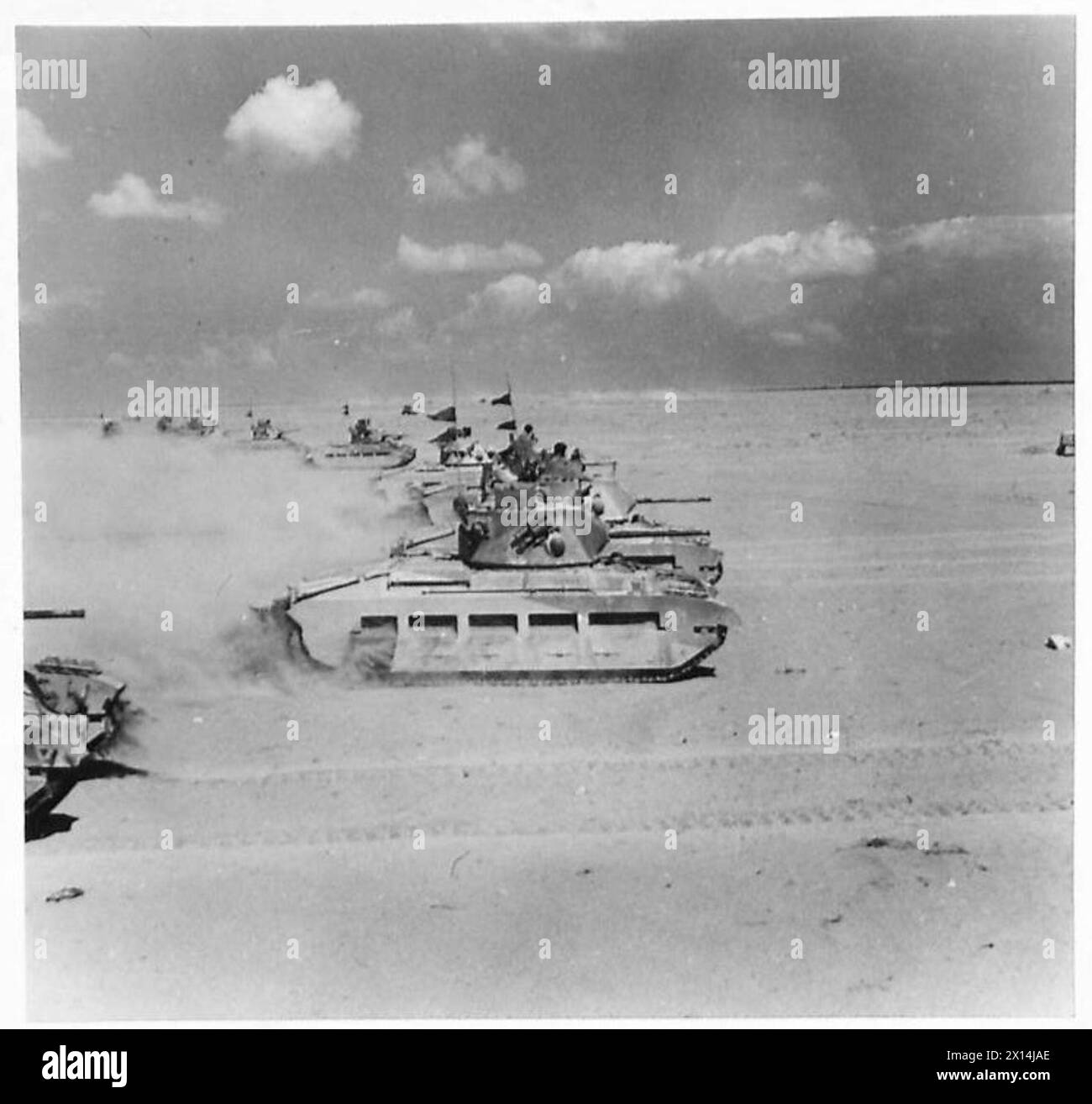 Les chars de l'armée britannique avancent en formation pendant le siège de Tobrouk dans la seconde Guerre mondiale Banque D'Images