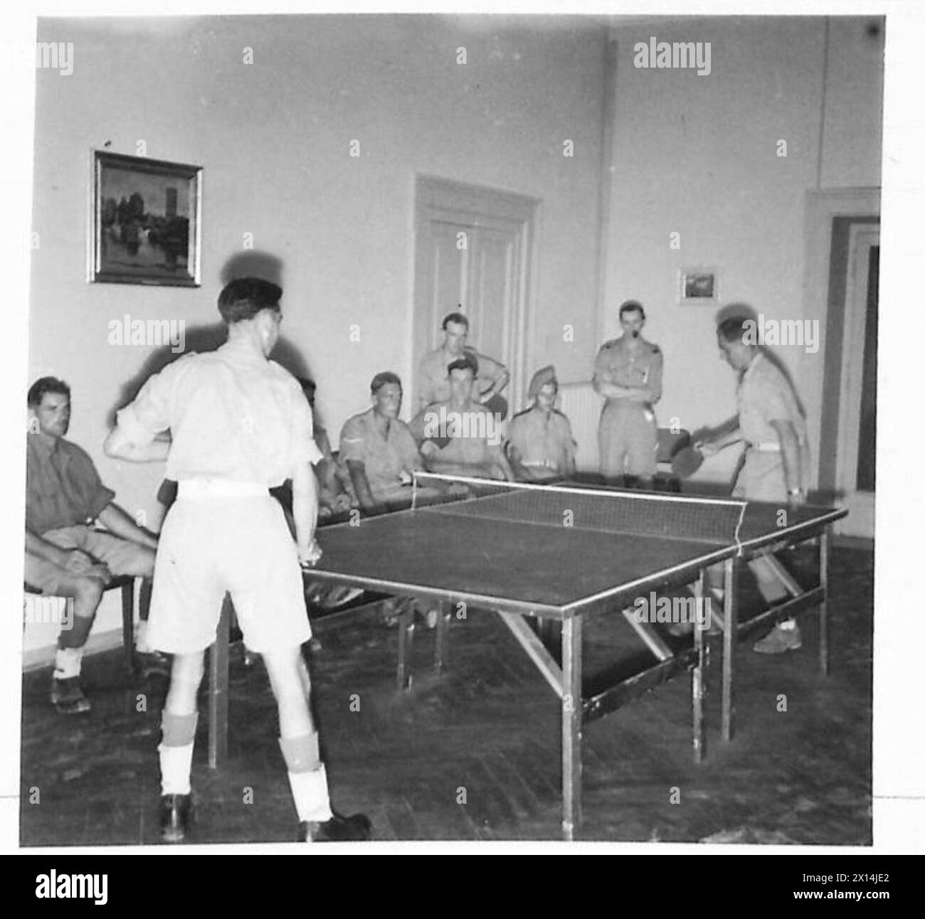 Au YMCA Centenary Club à Rome, les installations comprennent le tennis de table, avec GNR. J. Parker et Sgmn. Turner jouant dans la salle de jeux. Banque D'Images