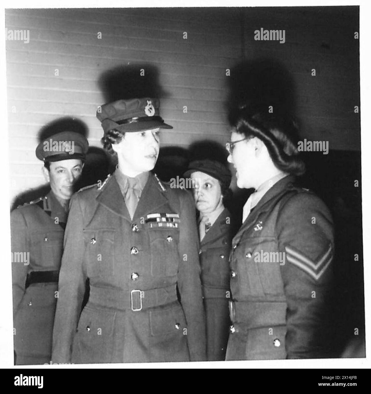 SAR la Princesse Royale visite un dépôt de munitions et s'entretient avec le Cpl E.R. Parker, un membre de l'ATS qui travaille à l'installation. Banque D'Images