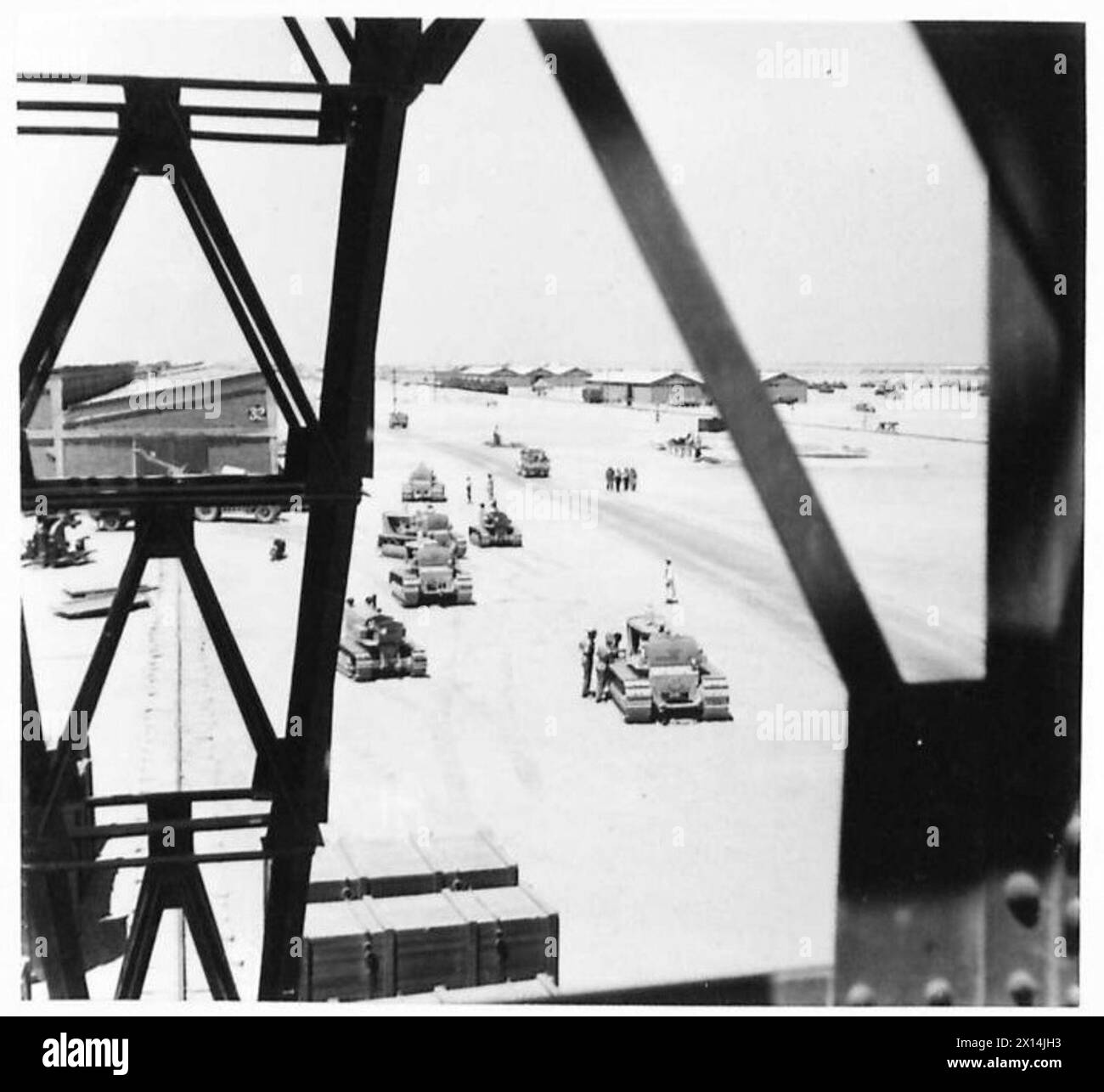 LES ACTIVITÉS DU ROYAL ORDINANCE CORPS AU MOYEN-ORIENT - tracteurs en route des ateliers au dépôt de base , Armée britannique Banque D'Images