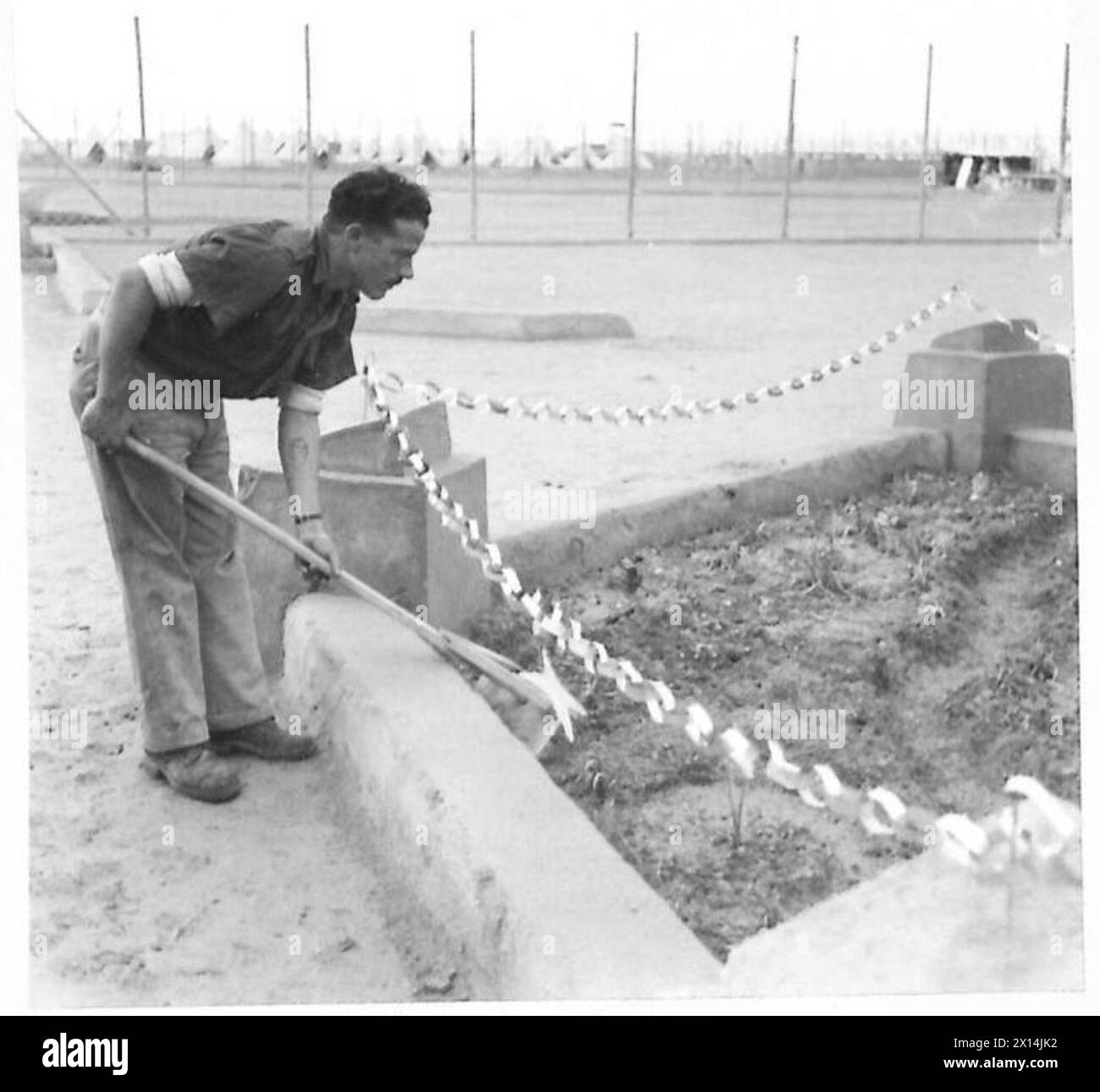 Dans un camp italien P.O.W., des garde-corps décoratifs ont été créés à partir de boîtes de bière provenant du mess des officiers. Banque D'Images