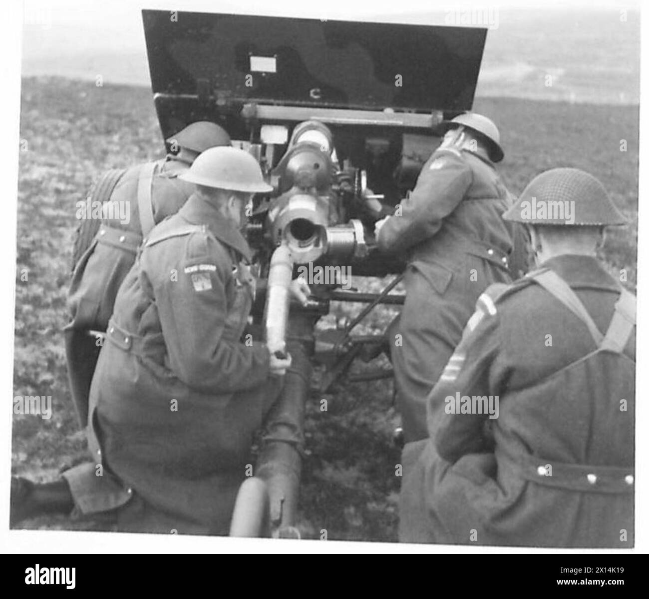 Une pièce d'artillerie de campagne de 18 livres est montrée en action, exploitée par la Home Guard, illustrant l'entraînement et le déploiement de l'artillerie de l'armée britannique. Banque D'Images