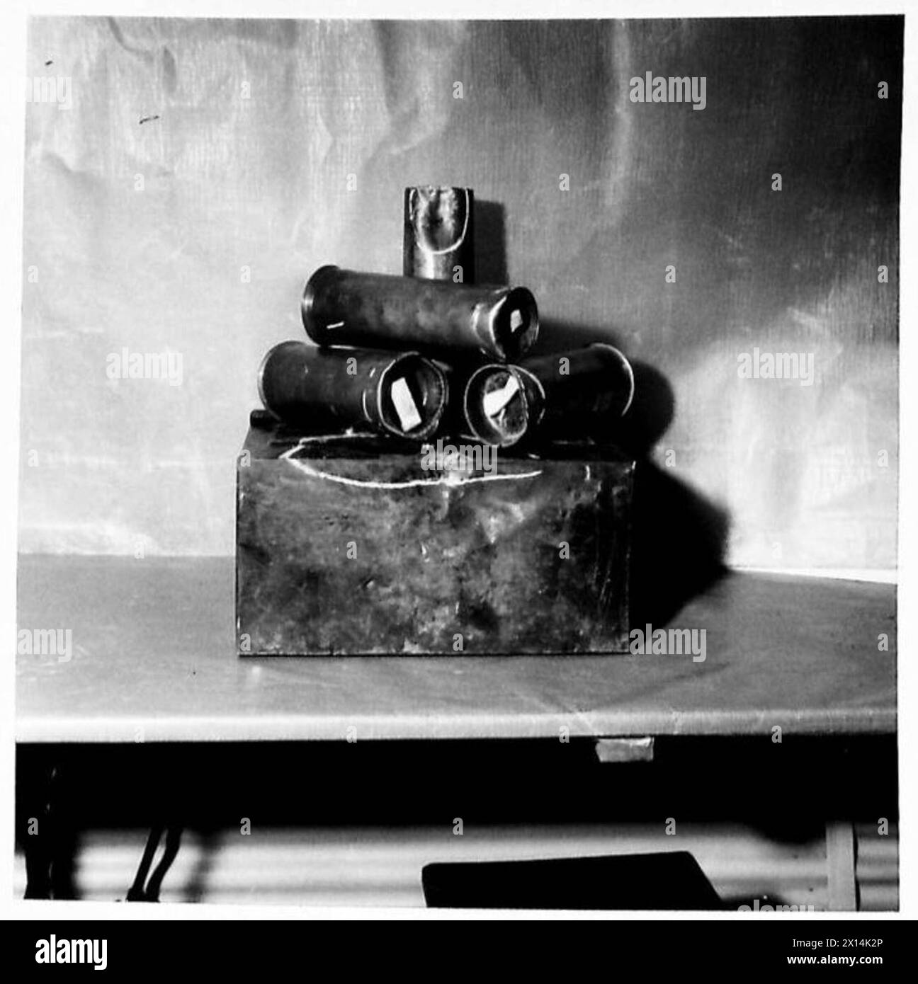 Les munitions endommagées sont exposées pour inspection sous le contrôle de l'armée britannique. Banque D'Images
