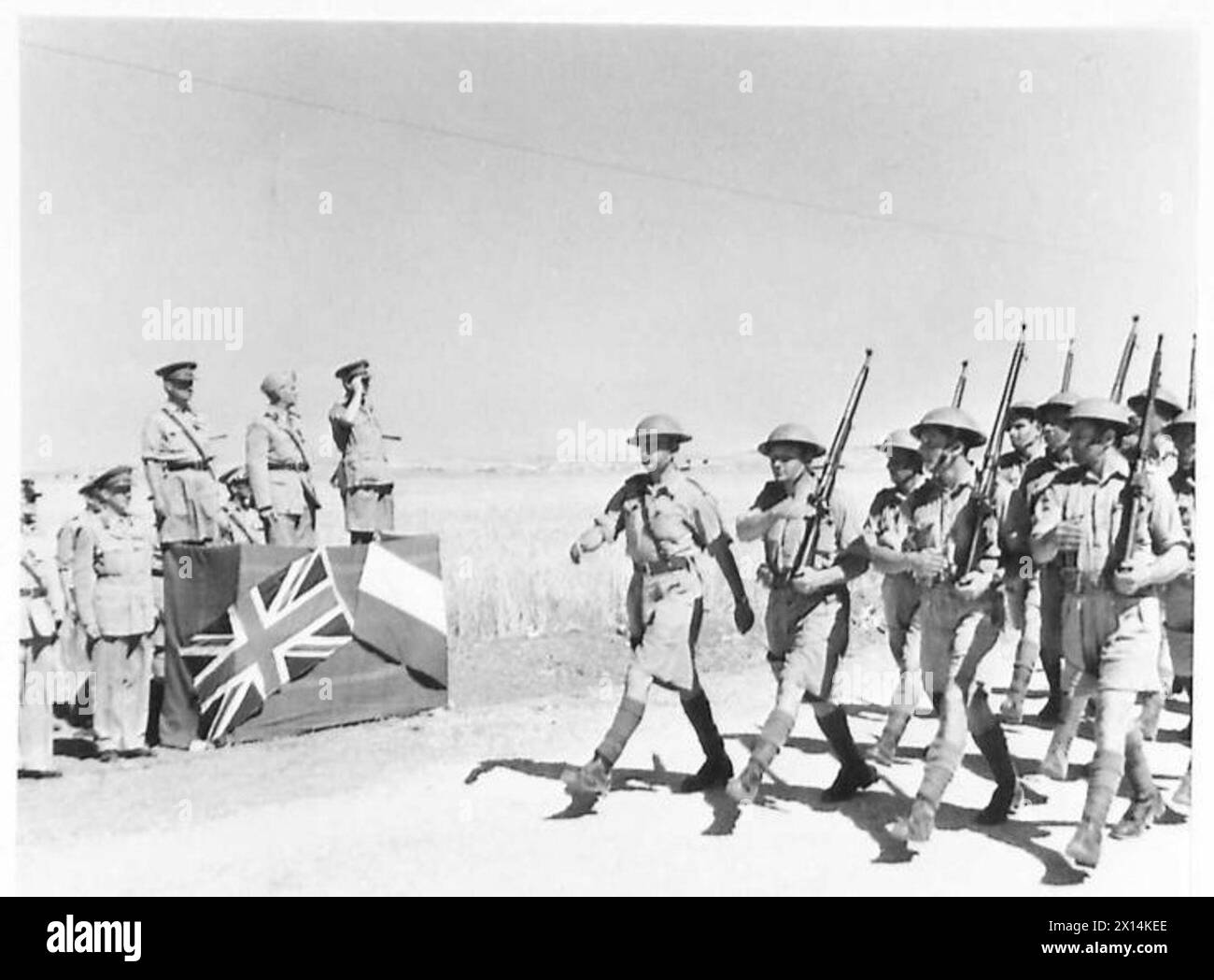 L'ARMÉE POLONAISE AU MOYEN-ORIENT, 1942-1943 - le prince Henry saluant une unité de la 2e brigade de la 3e division de carabines des Carpates au cours d'une marche passée. Le général Józef Zając, commandant de l'armée polonaise au moyen-Orient, est au milieu. Photographie probablement prise à Qastina, Palestine. Poursuivant son long voyage au moyen-Orient Prince Henry, le duc de Gloucester a visité la Palestine où il a inspecté un certain nombre d'unités alliées et a passé quelque temps dans les célèbres mosquées de l'armée britannique, l'armée polonaise, les forces armées polonaises à l'Ouest, l'armée polonaise au moyen-Orient, forces armées polonaises à l'Ouest, Banque D'Images