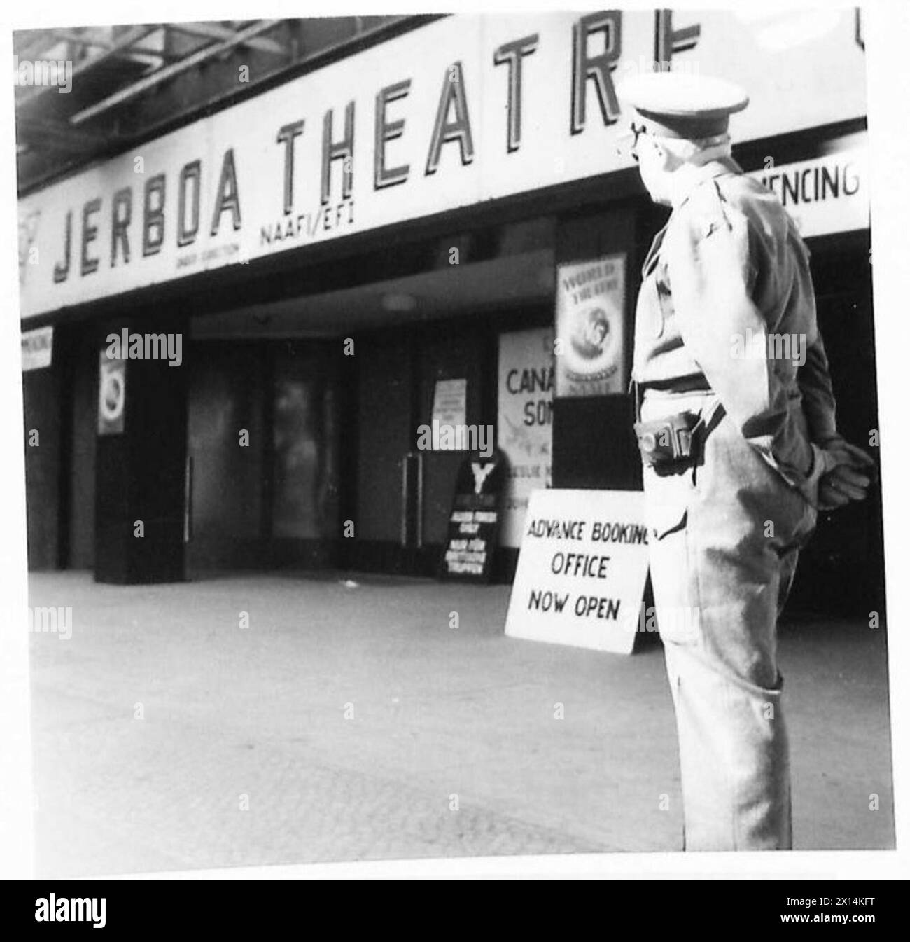 Basil Dean au Théâtre jerboa de Berlin avec l'armée britannique du Rhin, soulignant son implication dans les activités culturelles d'après-guerre. Banque D'Images