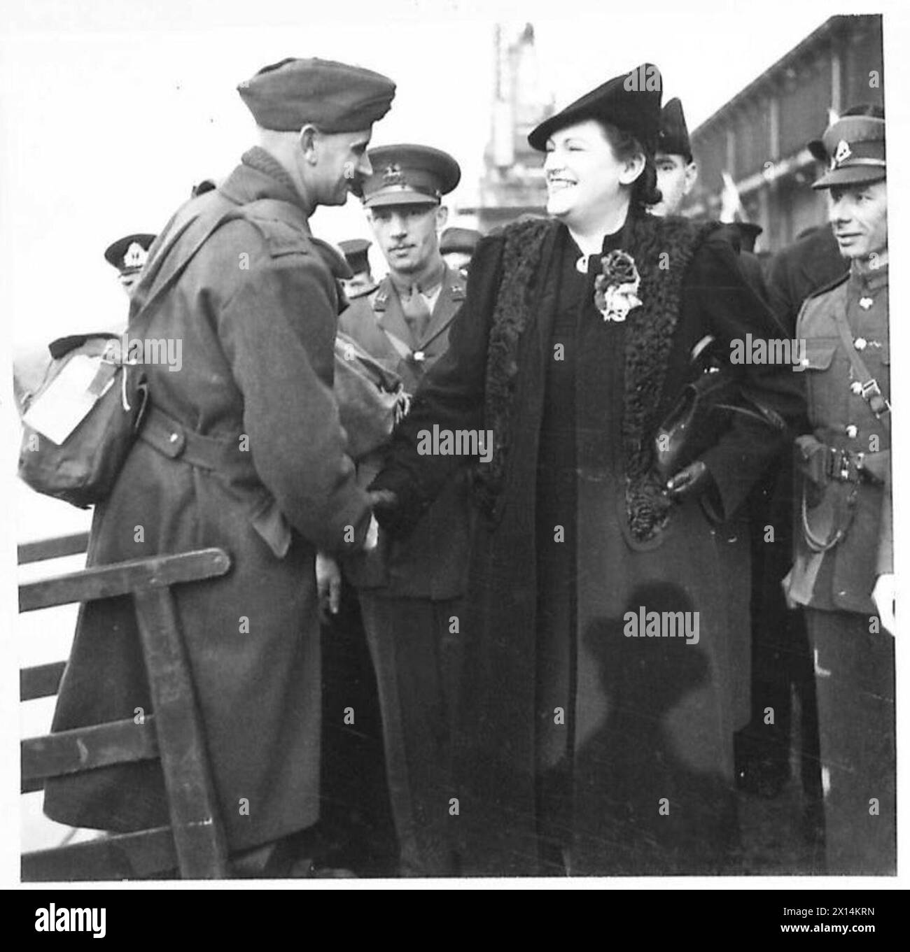 Lady Darling salue les prisonniers britanniques rapatriés à leur arrivée à terre, y compris le deuxième homme et le premier soldat enrôlé. Banque D'Images