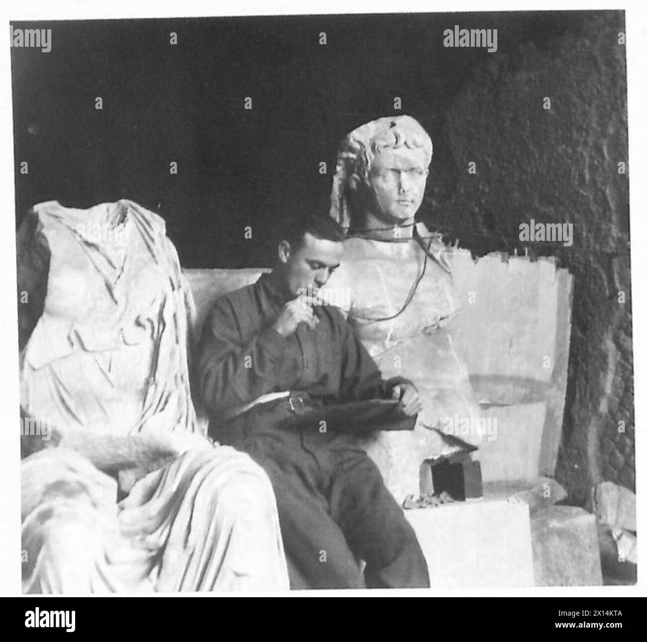 Rifleman J. Mundy de Marylebone, Londres, écrit une lettre à la maison pendant le service en Afrique du Nord, Sicile, Italie, les Balkans, et Autriche, armée britannique. Banque D'Images