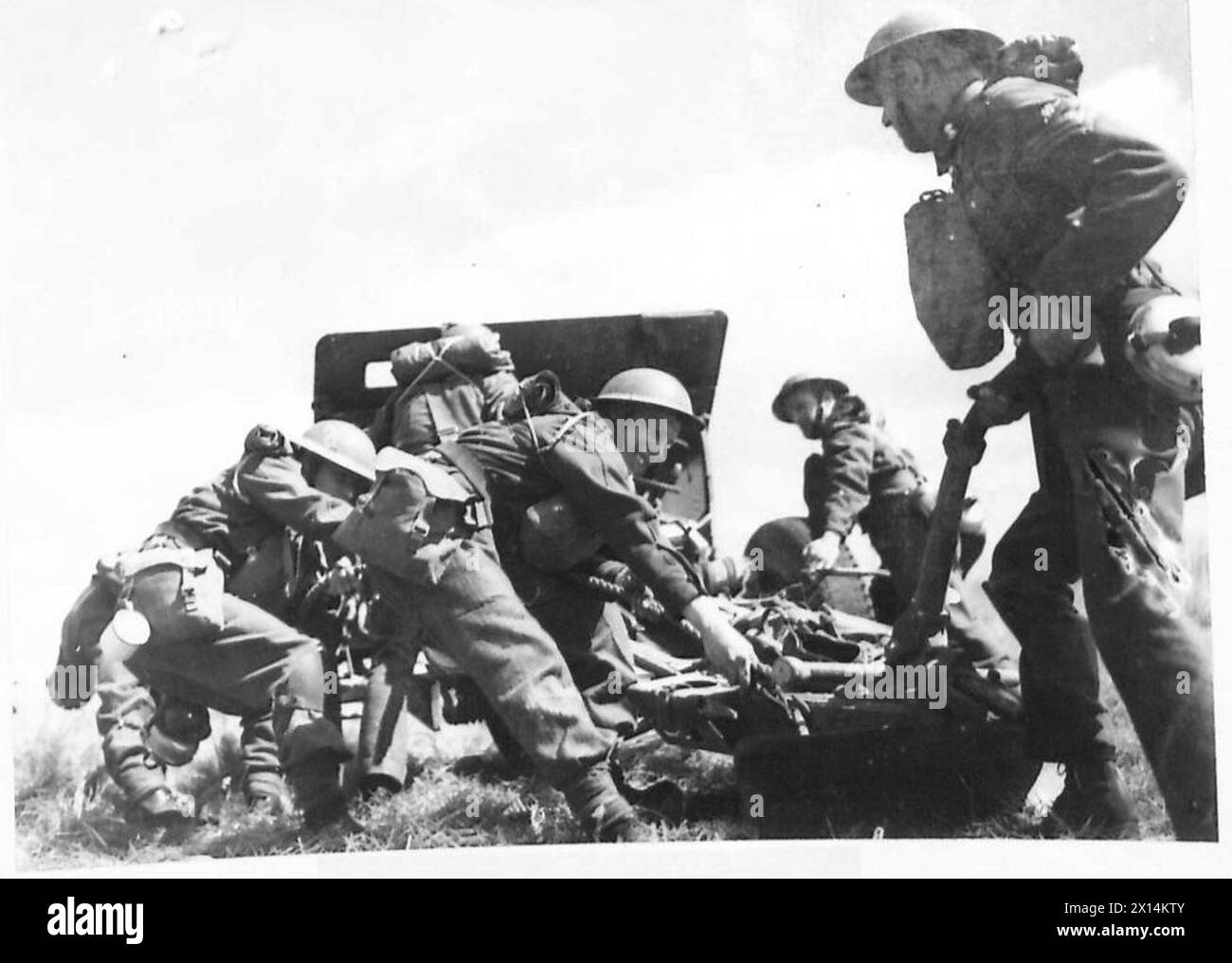 Un régiment d'artillerie de campagne mène des exercices d'entraînement en mettant leurs canons au rayon. Banque D'Images