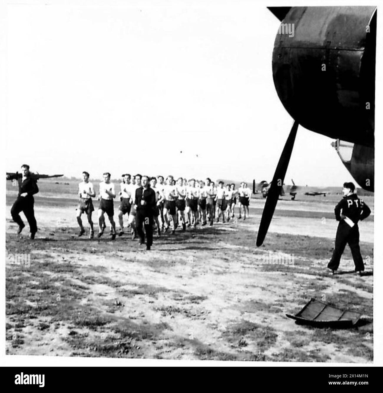 Les parachutistes du 6e Royal Welch Parachute Battalion subissent un entraînement physique matinal sur l'aérodrome de Ringway pour maintenir leur forme physique pour les tâches opérationnelles de l'armée britannique. Banque D'Images