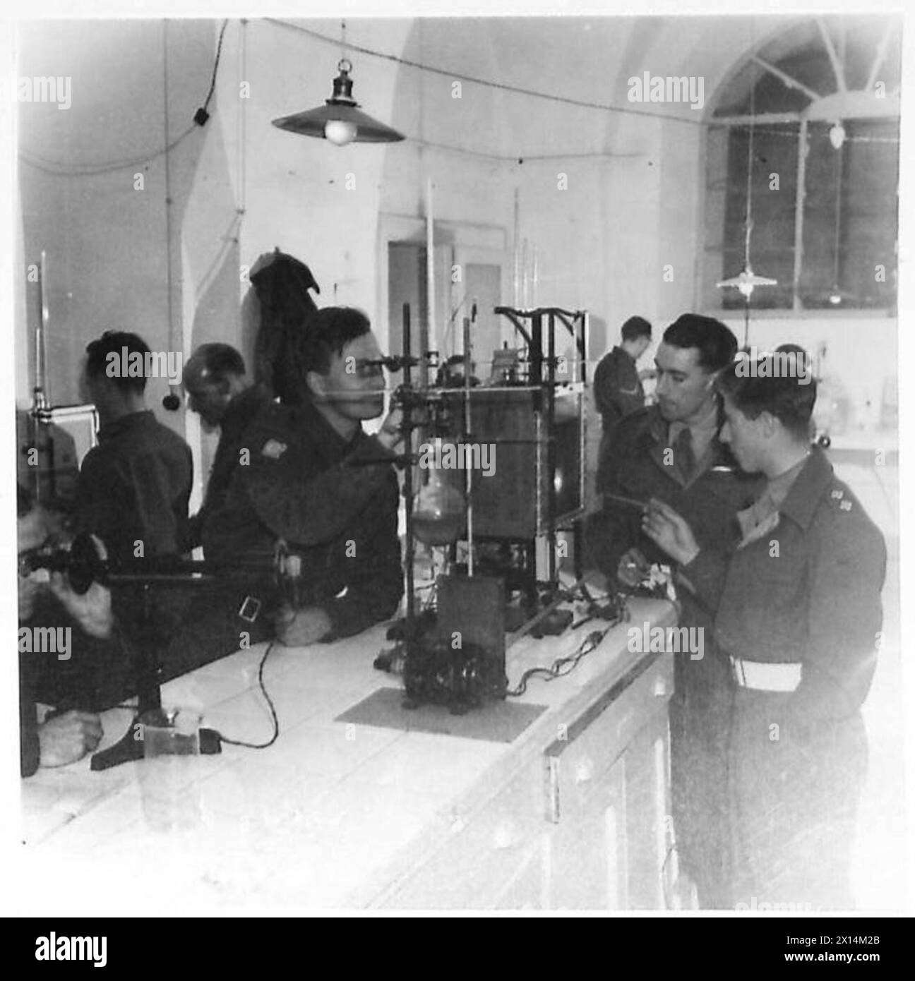 Les étudiants de l'Army formation College travaillent dans un laboratoire de chimie à l'Université de Pérouse sous la supervision de l'armée britannique. Banque D'Images