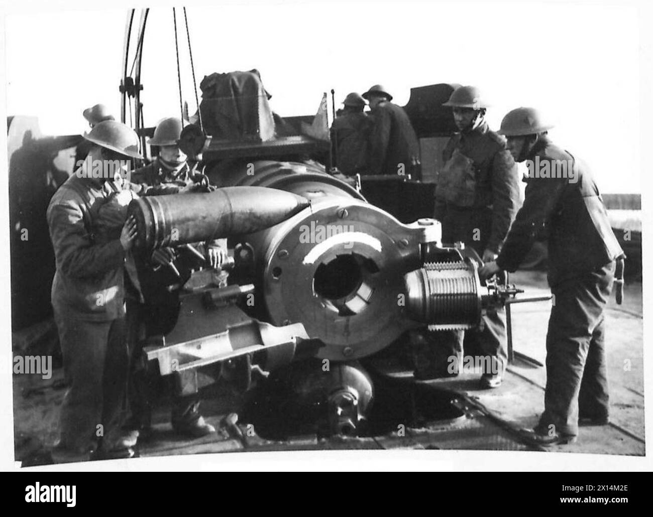 À Felixstowe, le personnel de l'armée britannique charge un canon de défense côtière de 9,2 pouces, qui fait partie des fortifications côtières du Royaume-Uni pour se protéger contre les menaces navales. Banque D'Images