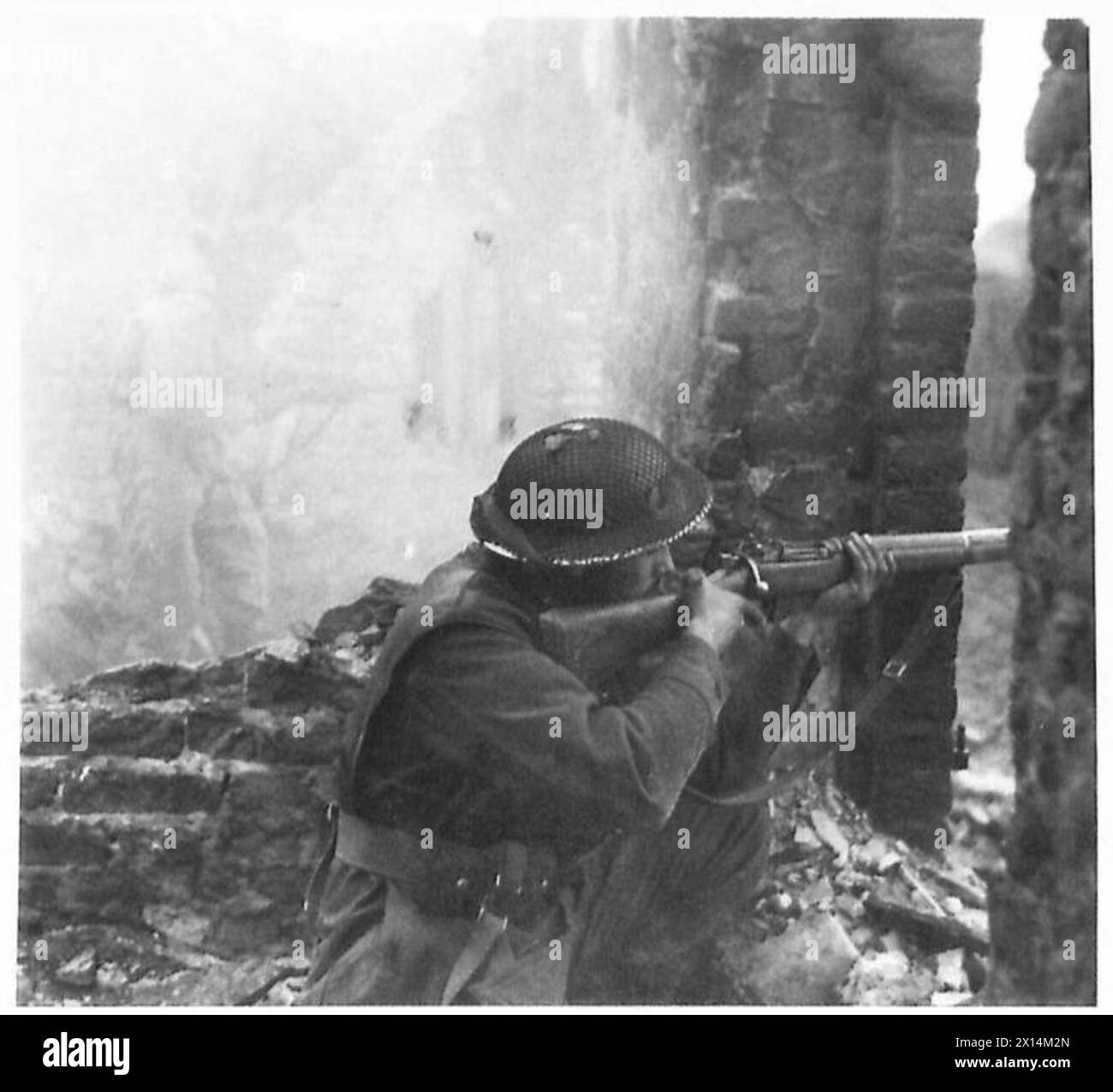Les troupes britanniques du 4e bataillon du Royal Welsh Regiment occupent des maisons endommagées par des obus et des bombes dans Host pendant la campagne alliée dans le nord-ouest de l'Europe, du 6 juin 1944 au 7 mai 1945. Banque D'Images
