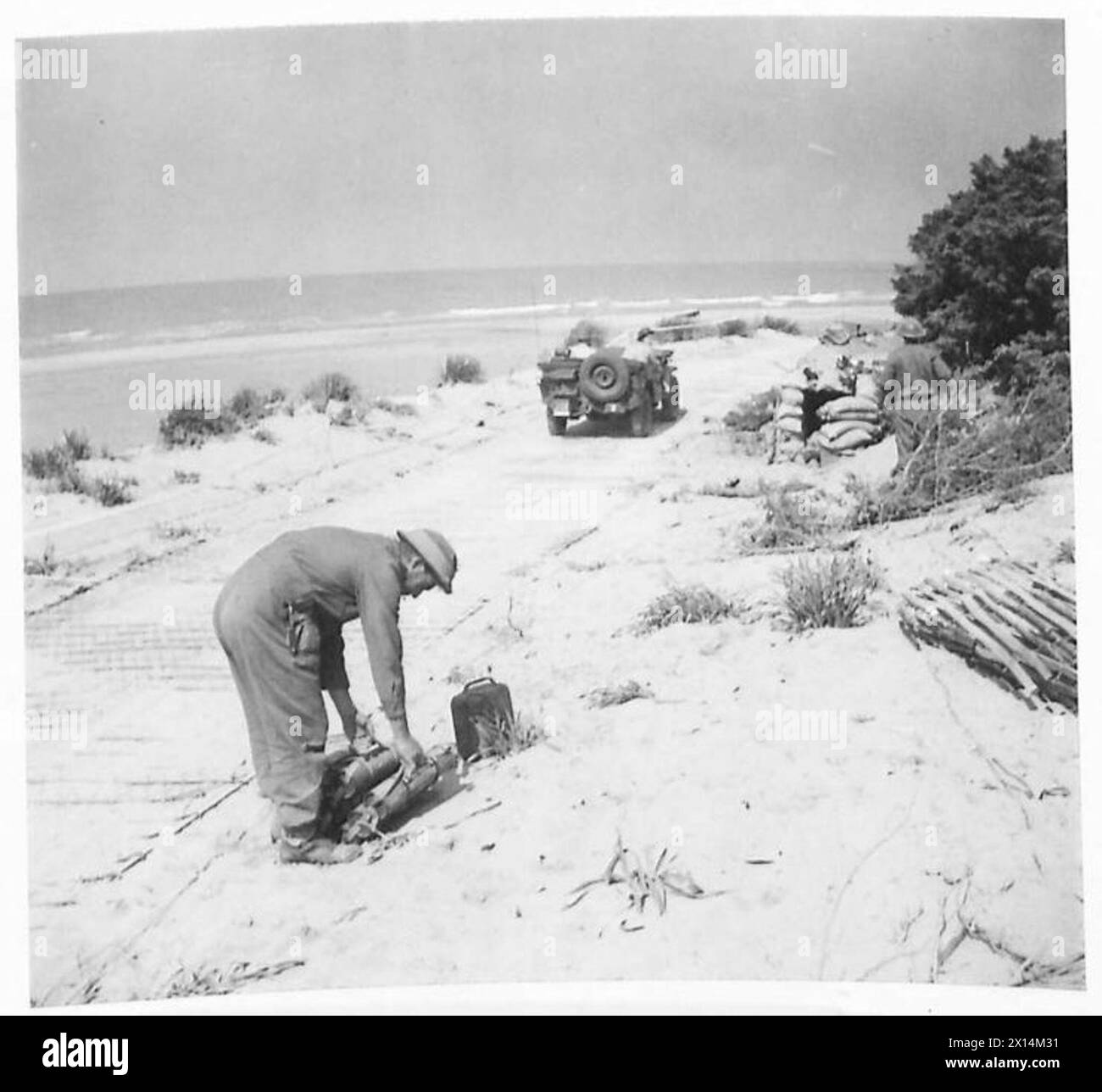 CINQUIÈME ARMÉE : ATTAQUE ALLIÉE DANS LA TÊTE DE PONT D'ANZIO - la route d'approvisionnement en un endroit est le long du bord de mer, car les dunes à ce point sont si étroites qu'une piste à travers les dunes serait sous observation ennemie. La plage est minée, et couverte par les postes ennemis m.g. British Army Banque D'Images